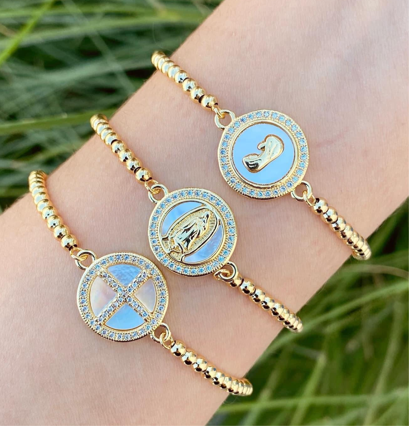 Pulseras Religiosas con Nácar y Detalles Chapados en Oro
