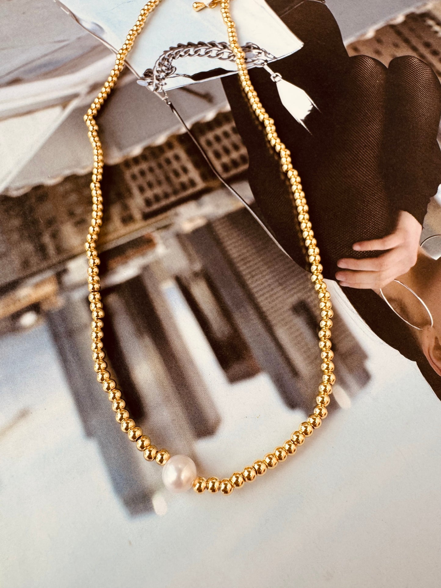 Collar de Perlas y Esferas Doradas / Heylola