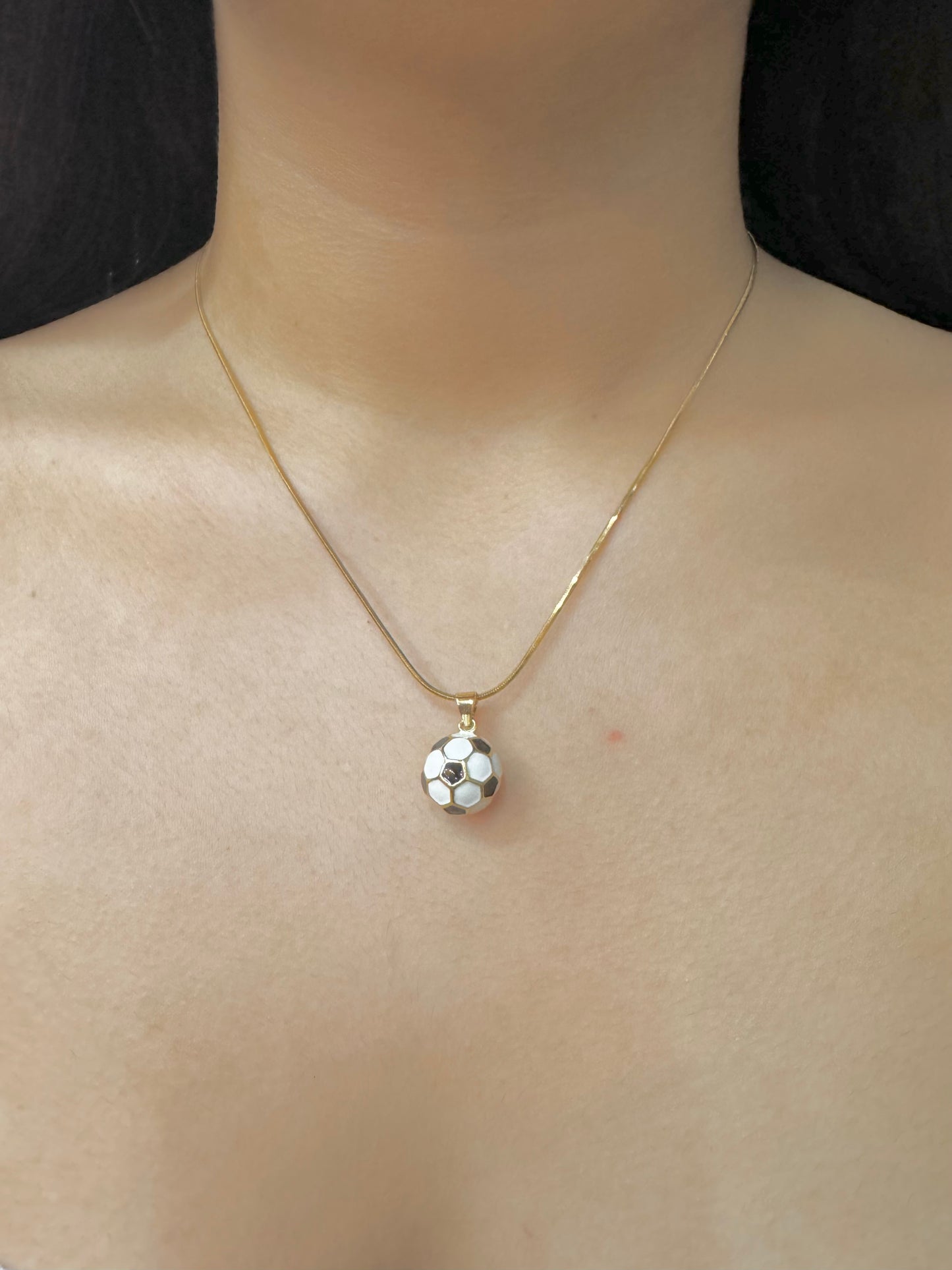 Collar con Dije de Balón de Fútbol Chapado en Oro 18K