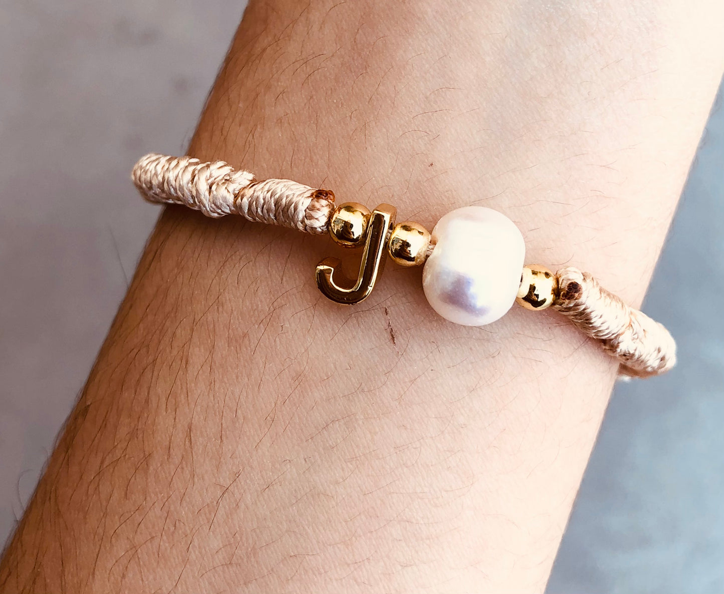 Pulseras Personalizadas con Inicial, Perla y Hilo Tejido