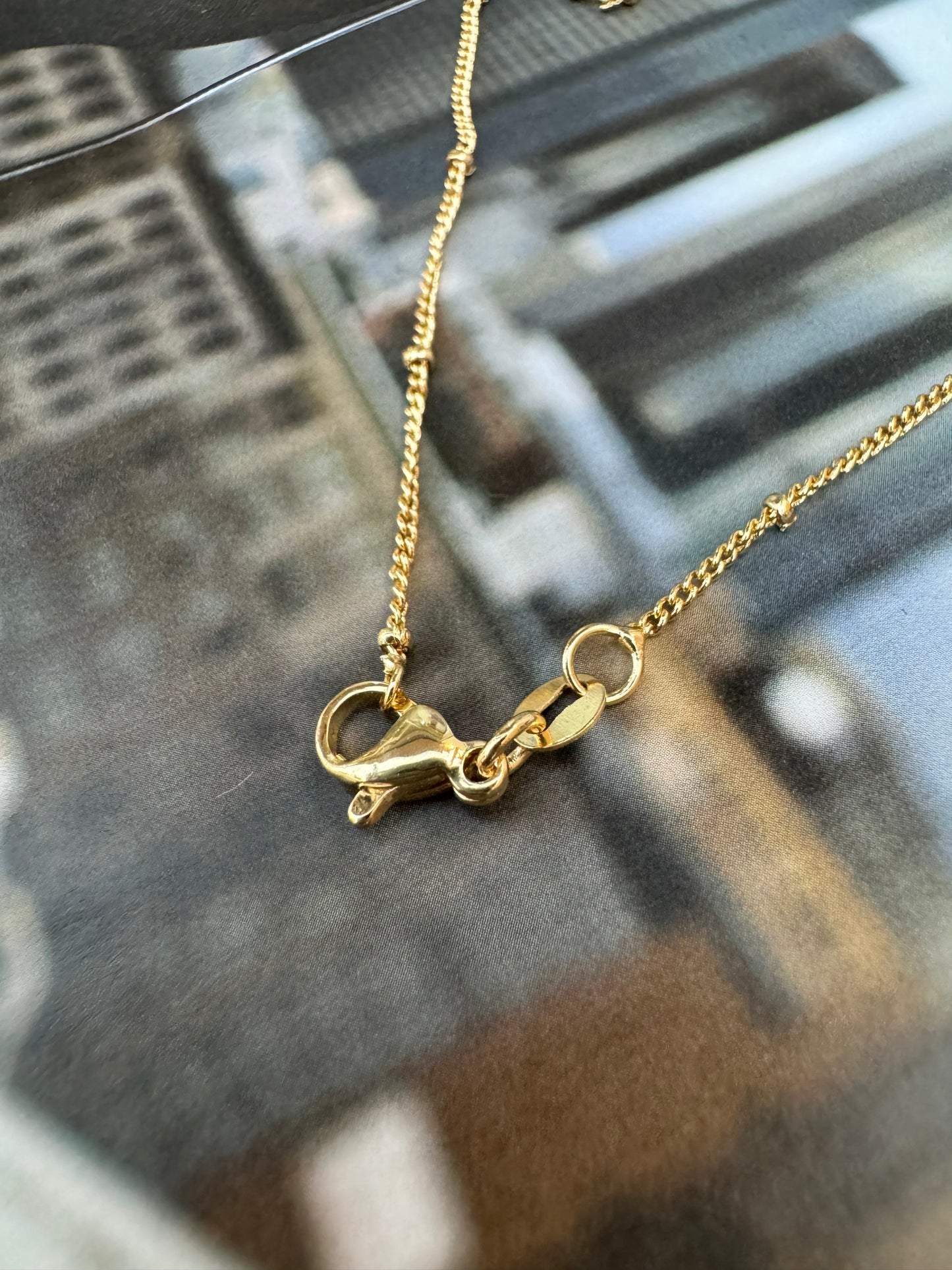 Collar Inicial con Diseño Geométrico