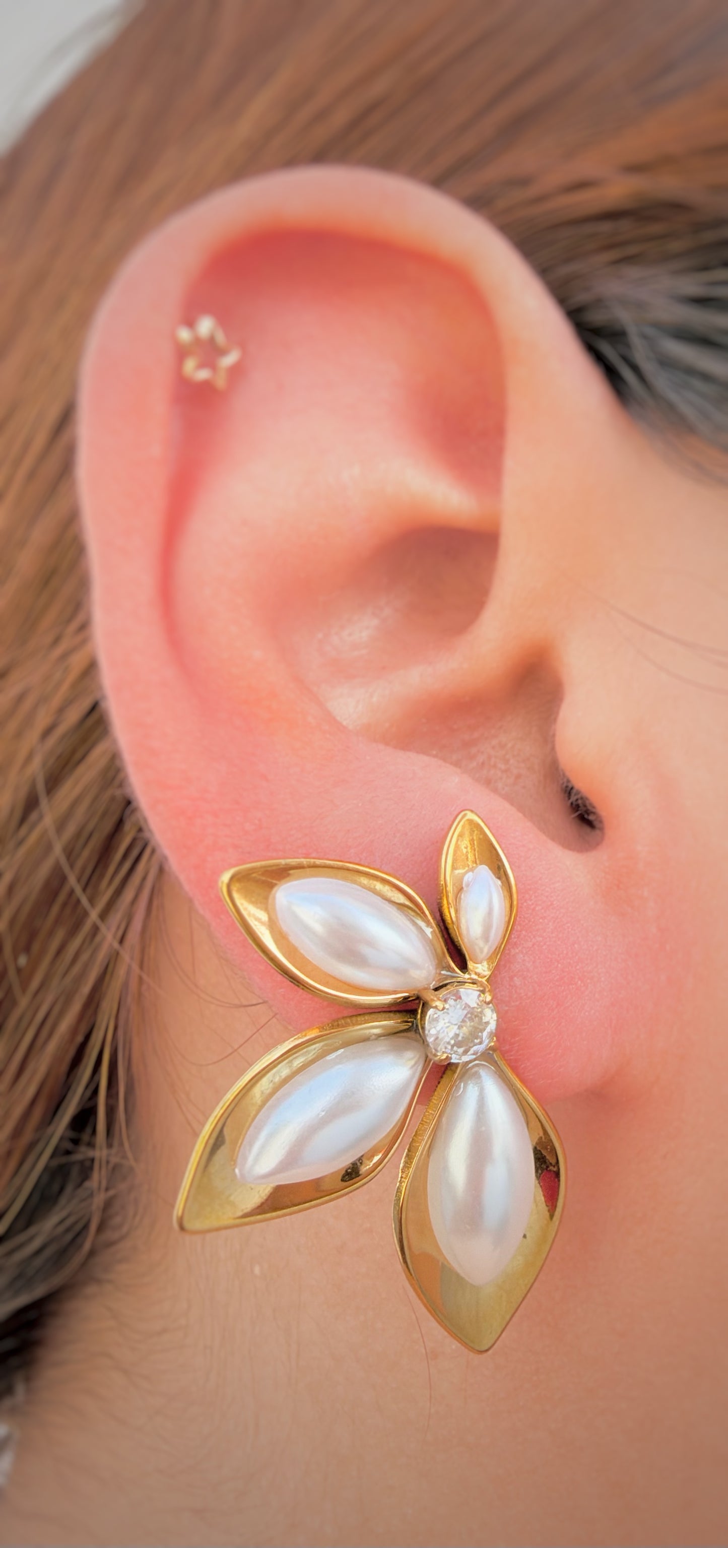 Aretes Flor Perla Dorada