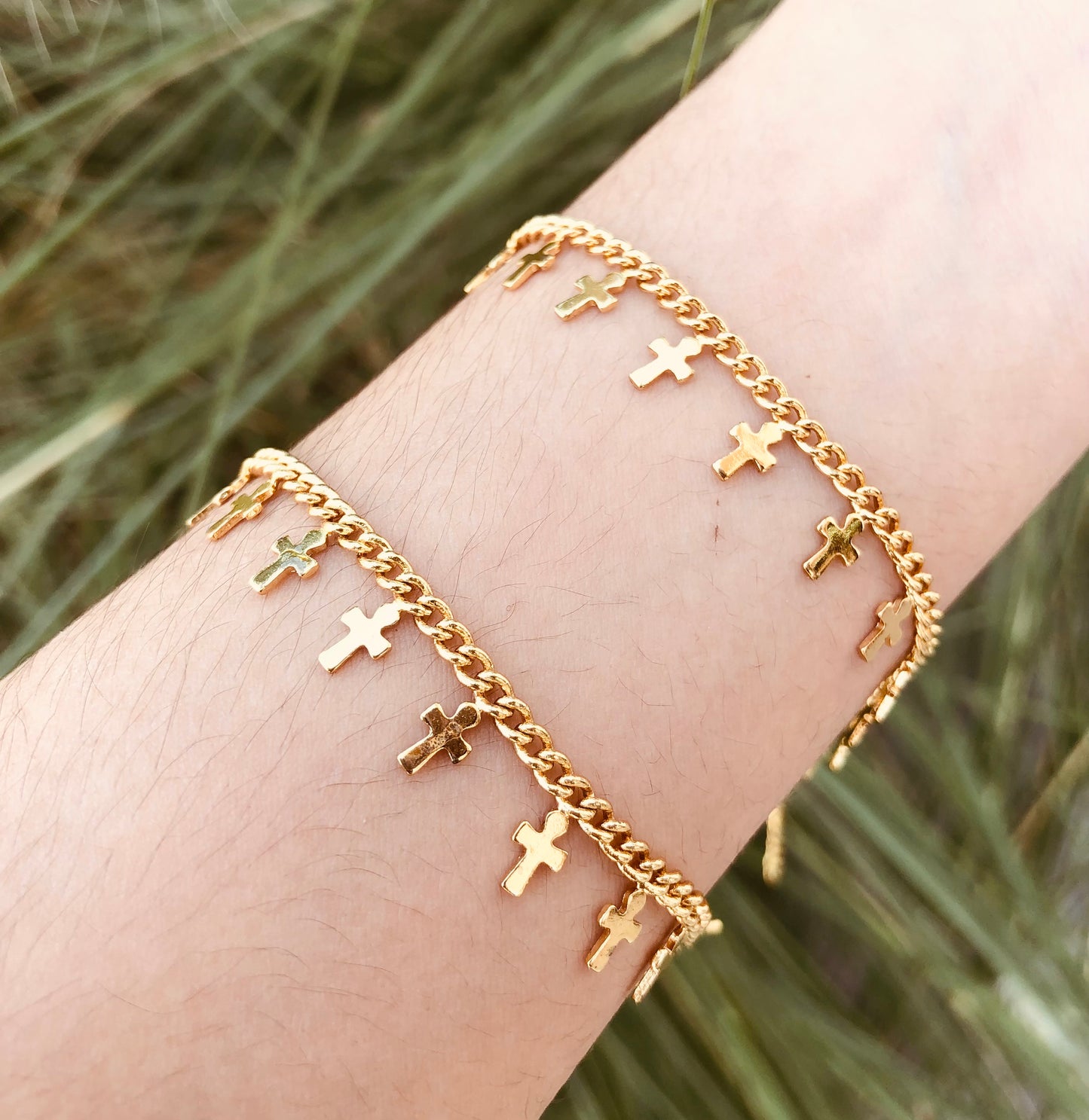 Pulsera de cruces colgantes chapada en oro de 18K