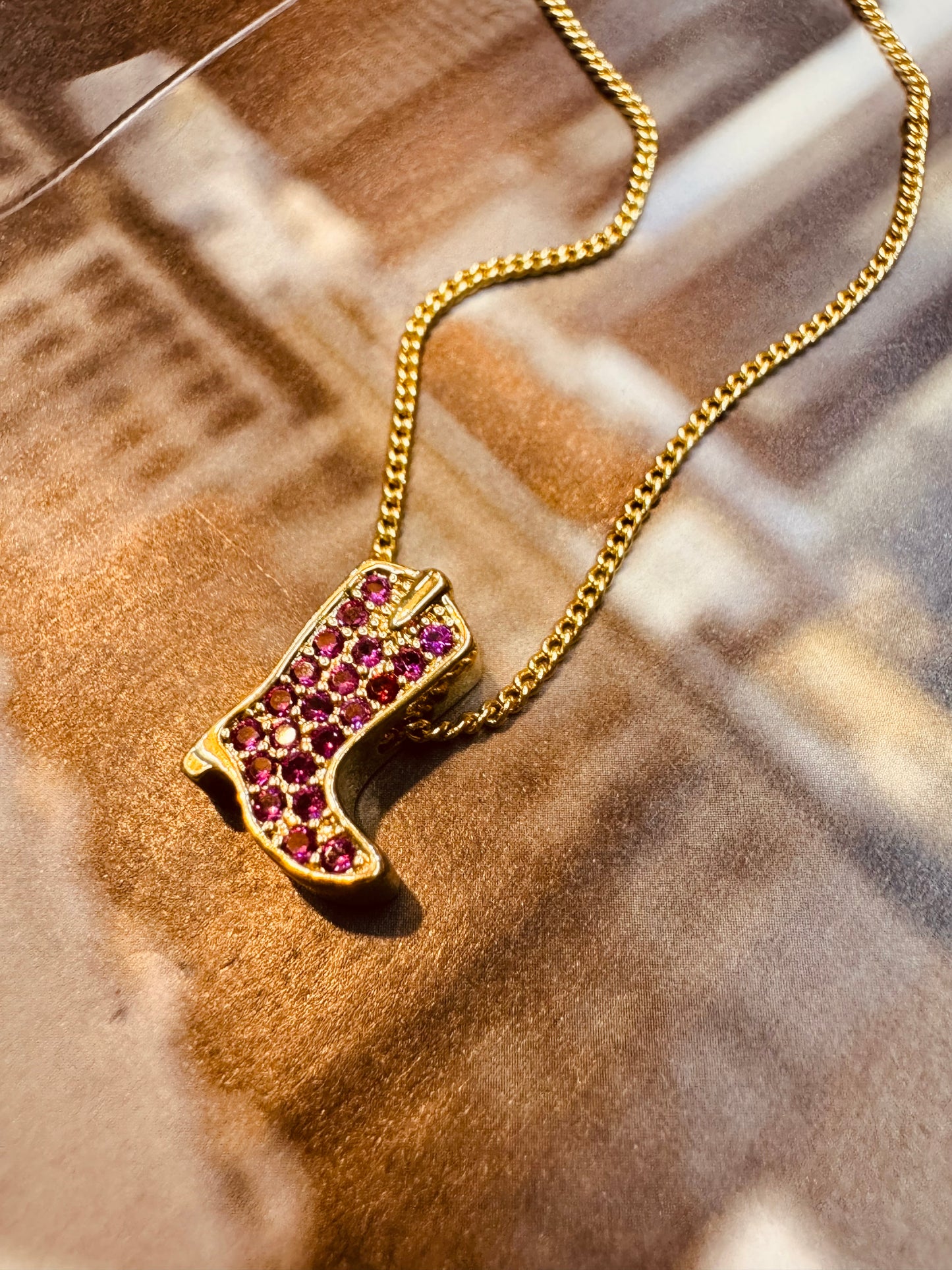 Collar con Dije de Botín Vaquero Chapado en Oro 18K
