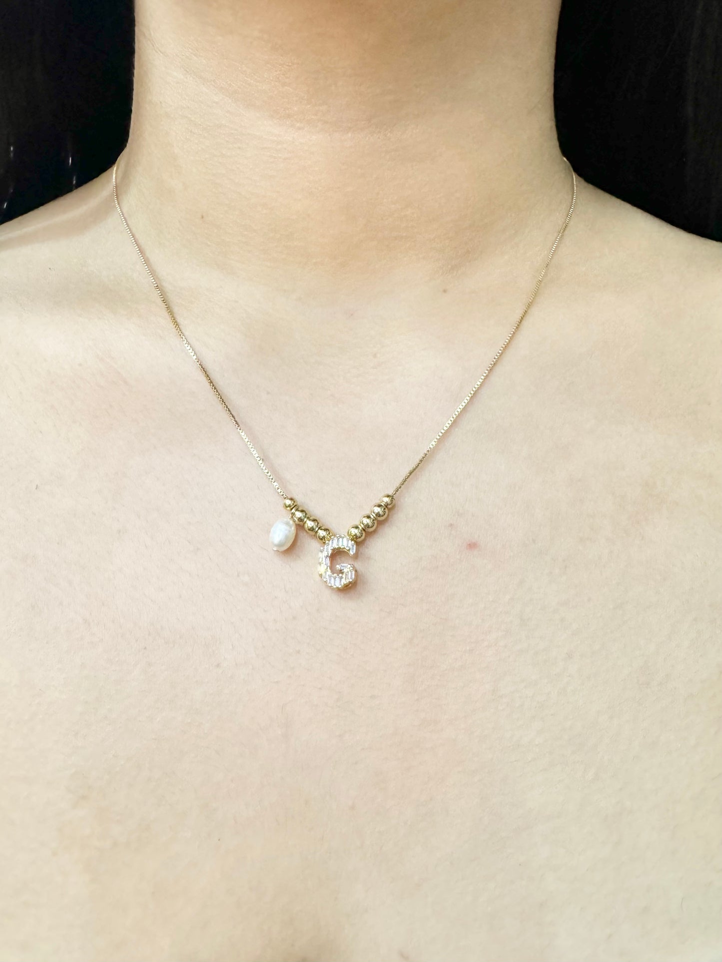 Collar Inicial con Detalles de Perla y Zirconias