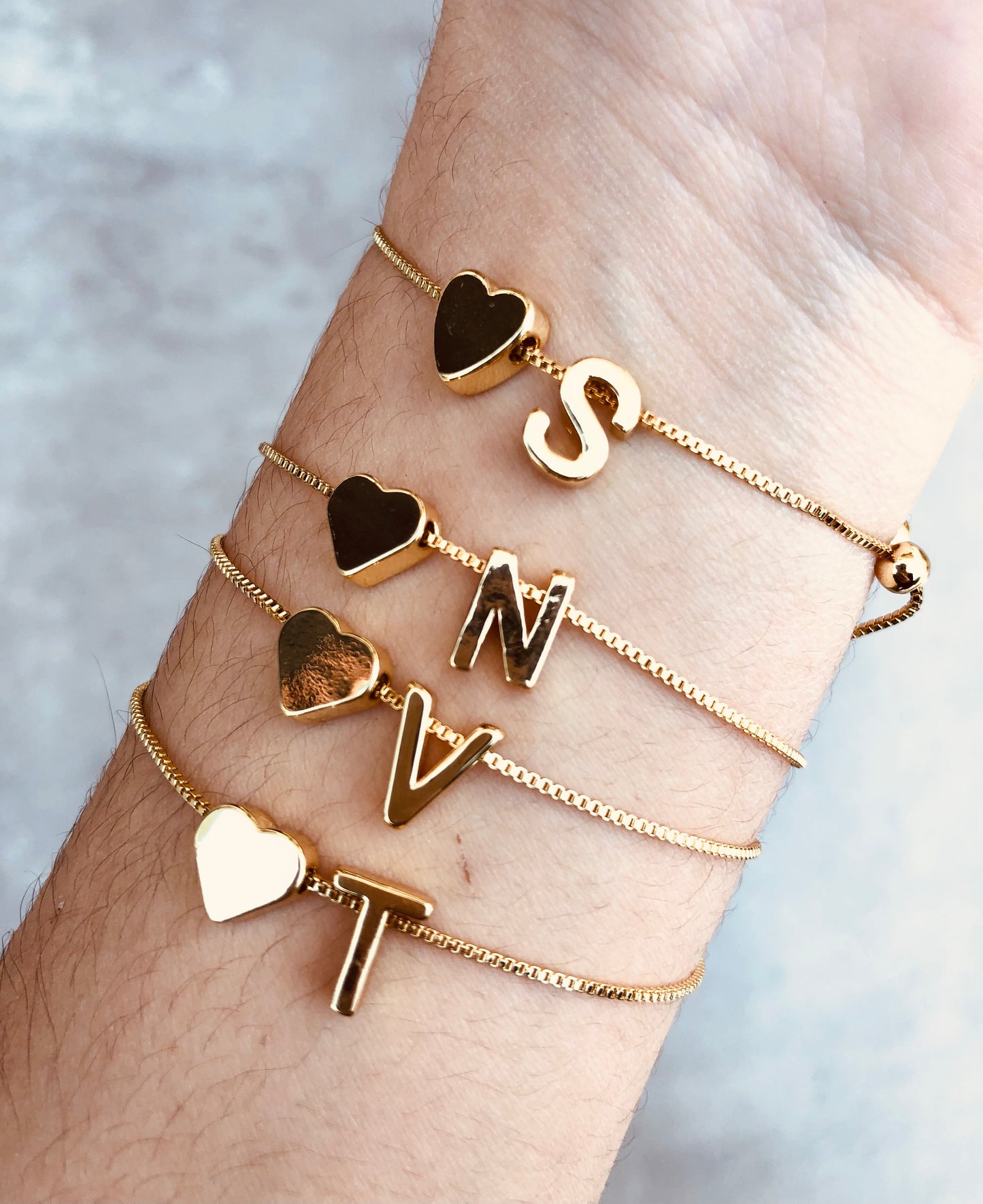 Pulseras Personalizadas con Inicial y Dije de Corazón Chapadas en Oro