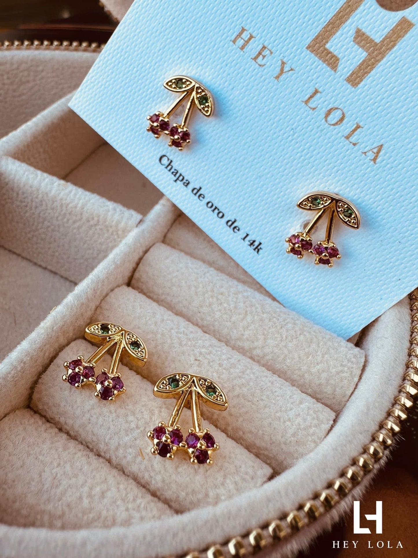 Aretes de Cereza con Cristales Rojos y Detalles en Oro