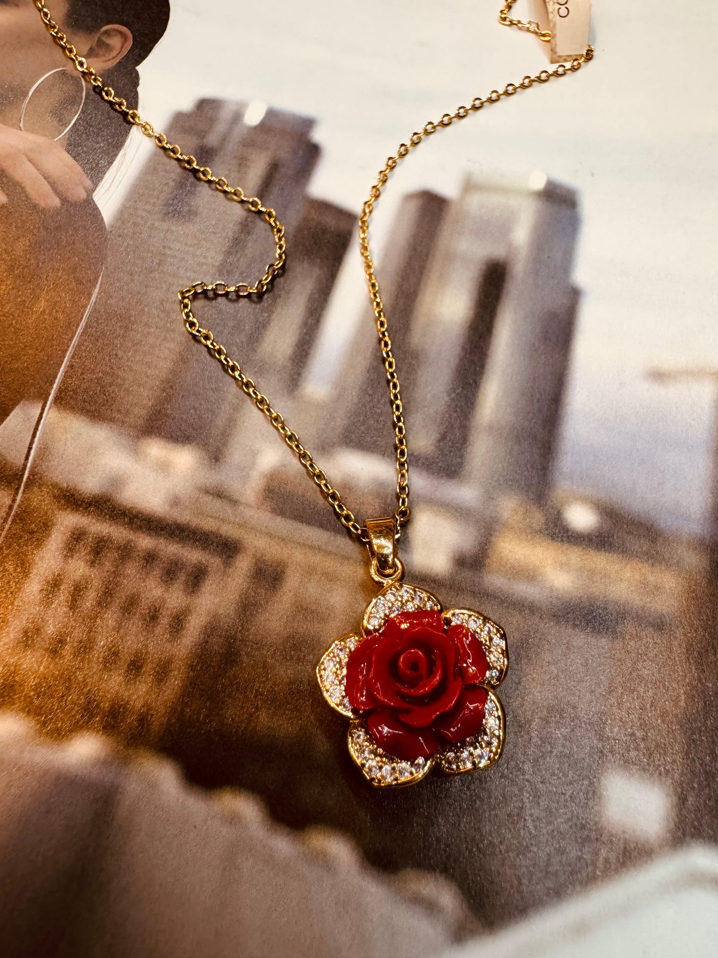 Collar con Dije de Rosa Roja Chapado en Oro de 18K