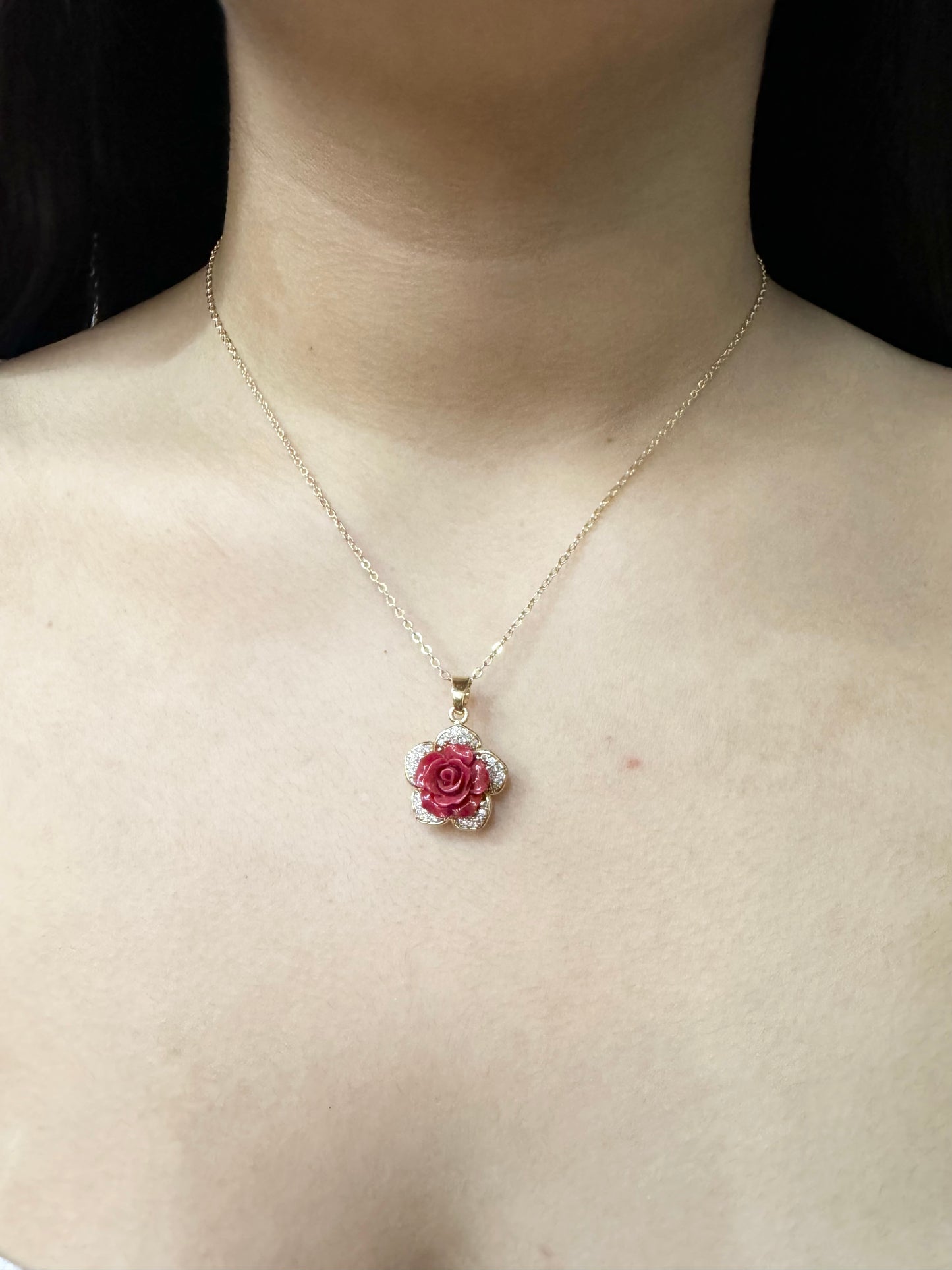 Collar con Dije de Rosa Roja Chapado en Oro de 18K