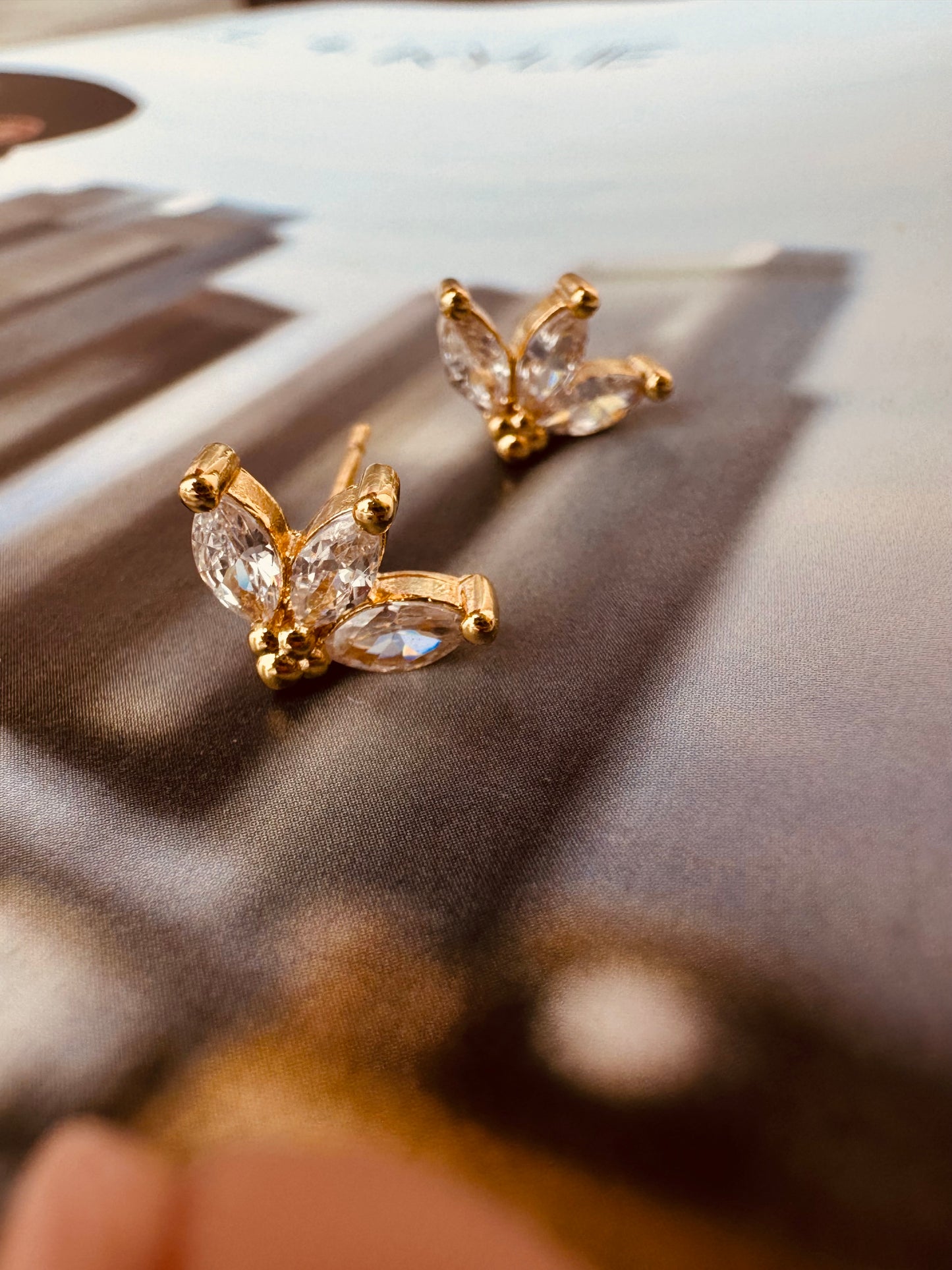 Aretes Dorados con Cristales en Forma de Pétalos