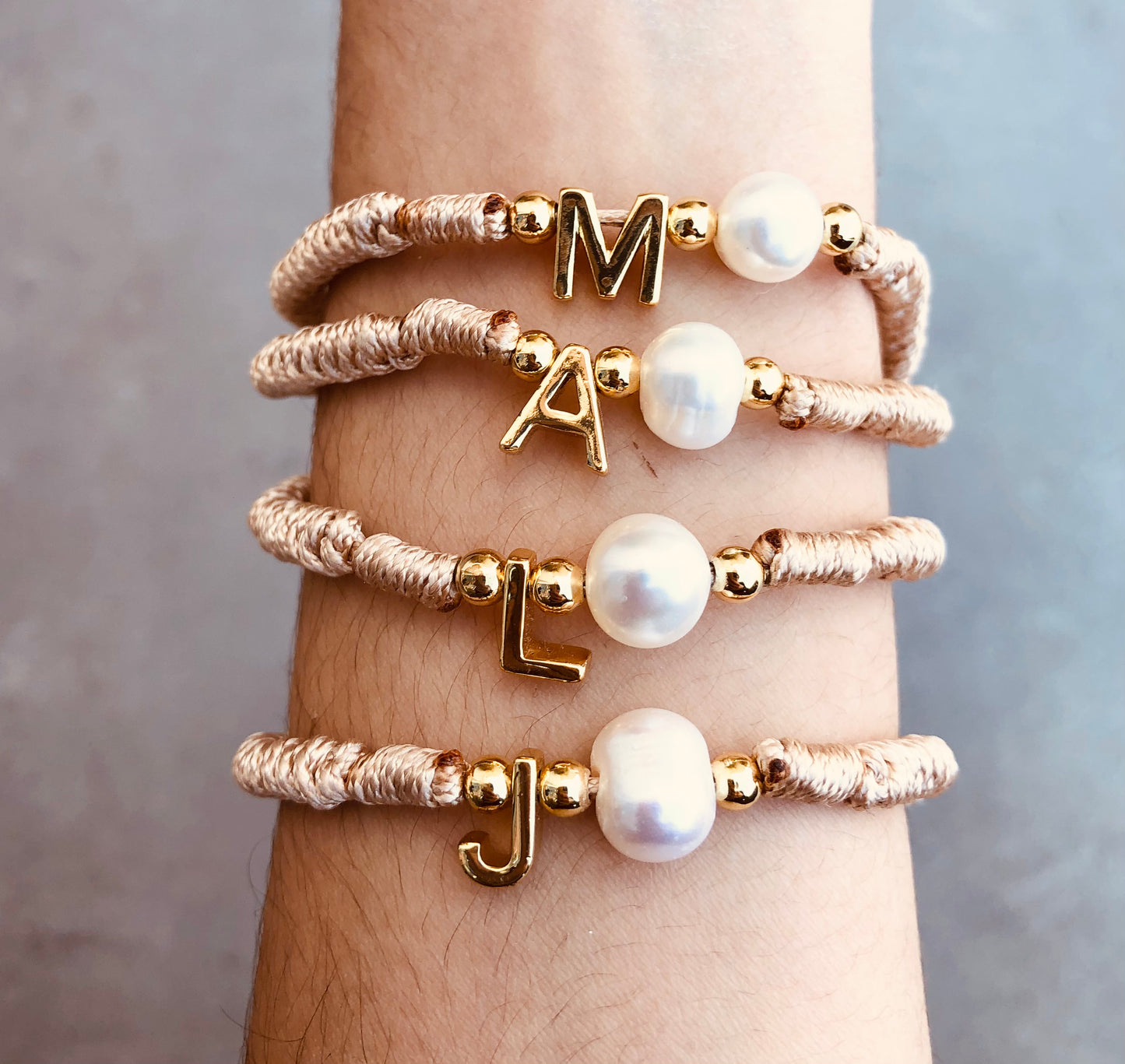 Pulseras Personalizadas con Inicial, Perla y Hilo Tejido