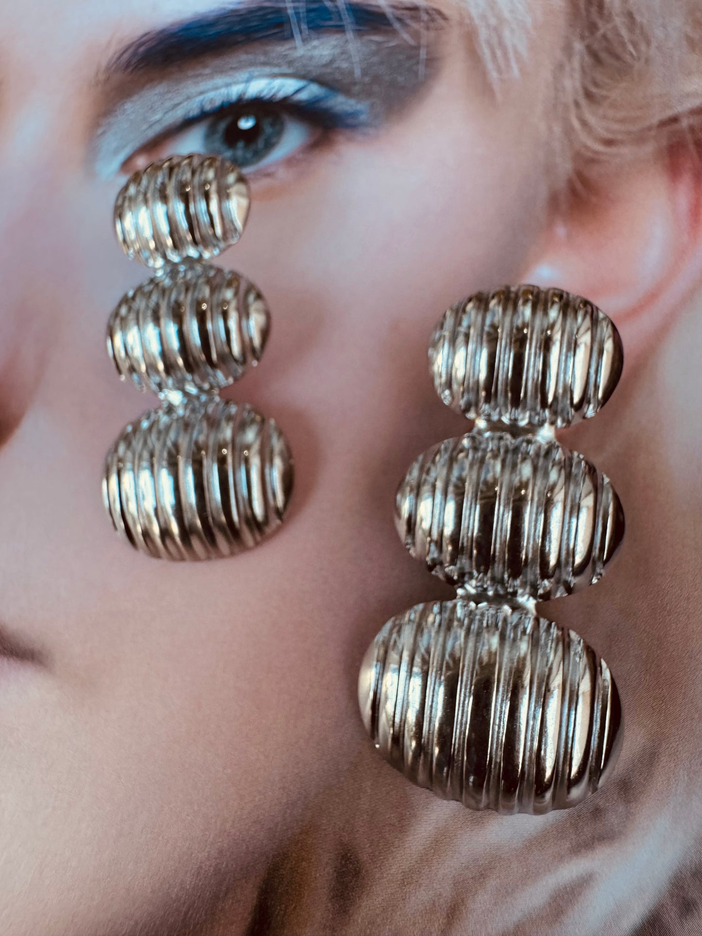 Aretes Triple Acanalados Dorados y Plateados