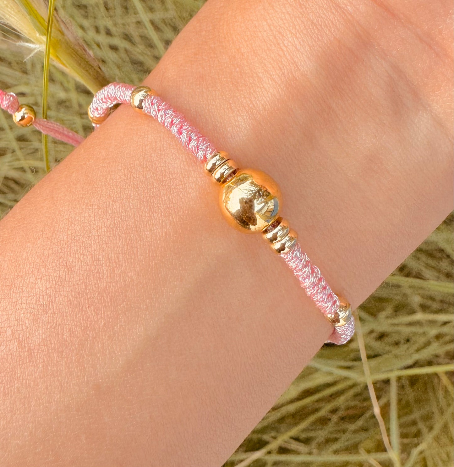 Pulseras de Hilo Trenzado con Detalles Dorados