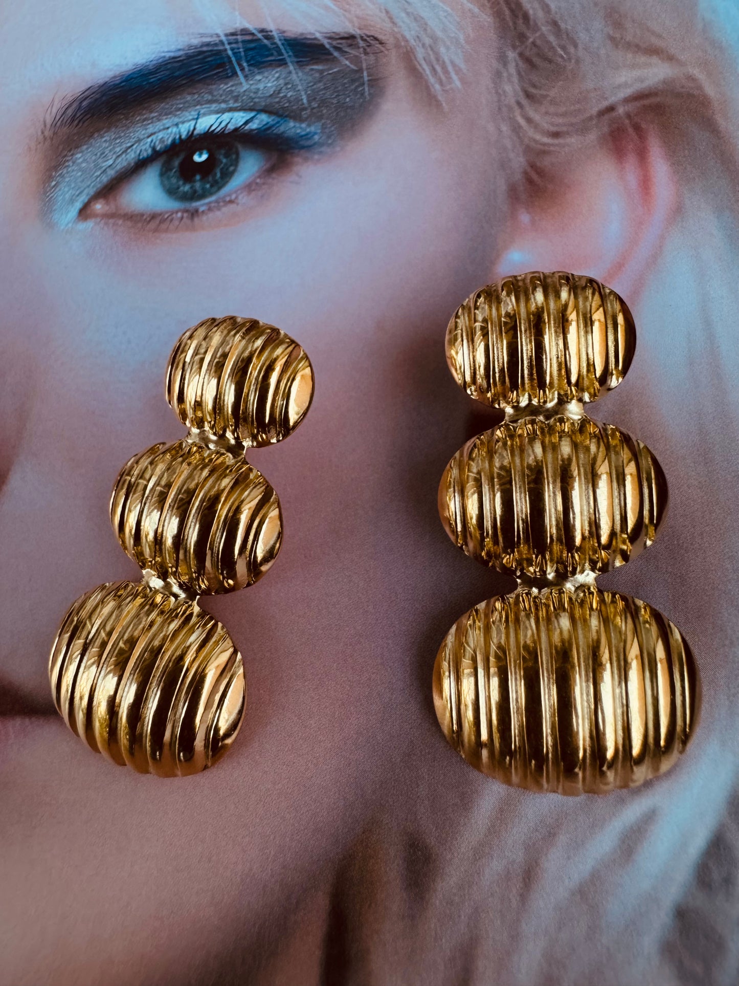 Aretes Triple Acanalados Dorados y Plateados