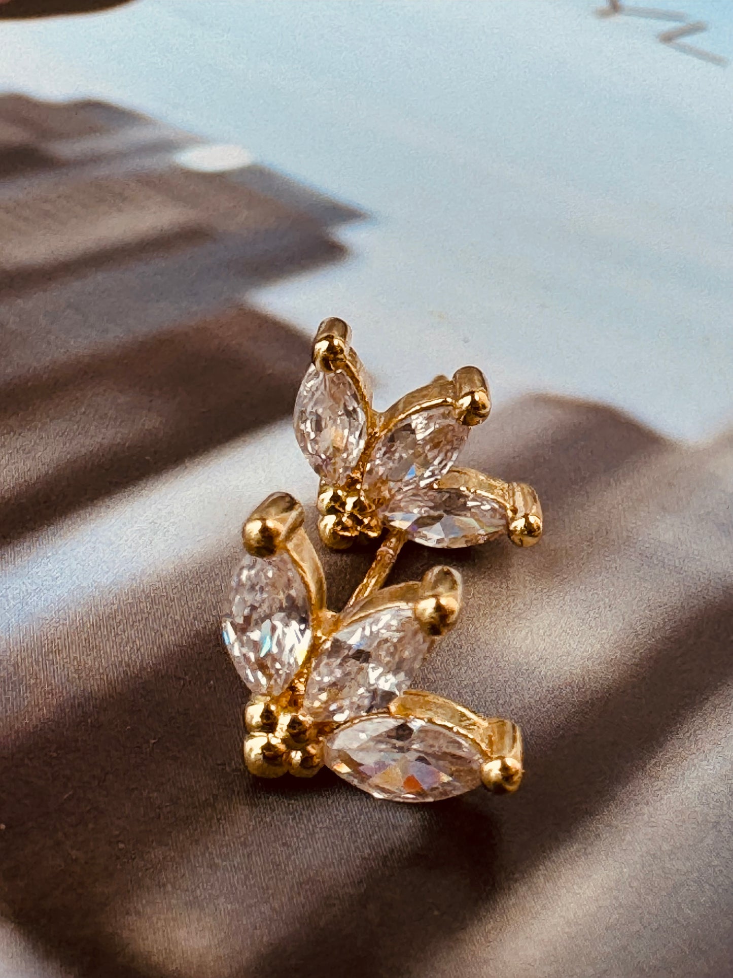Aretes Dorados con Cristales en Forma de Pétalos