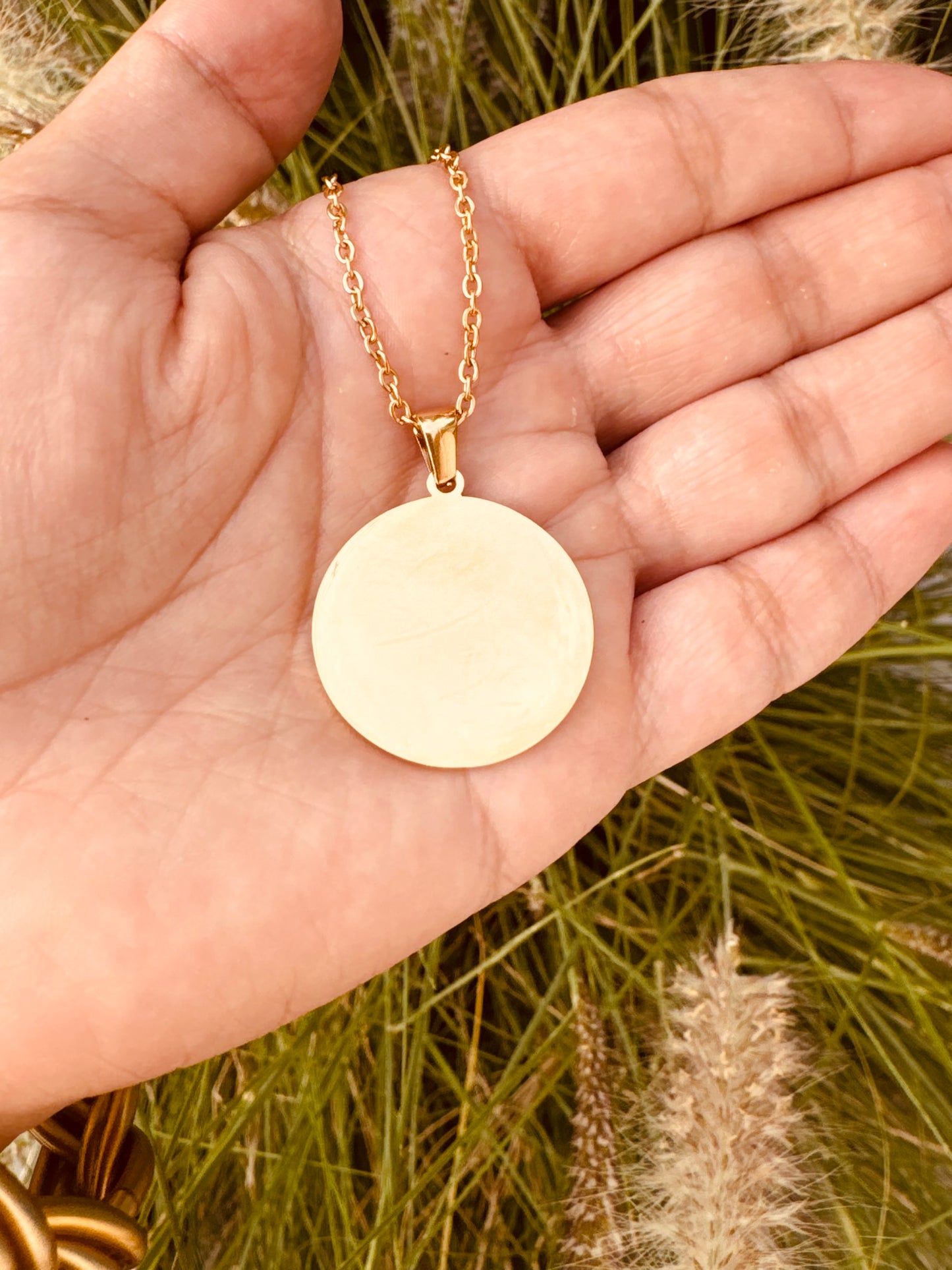Collar Medalla Grande Personalizable – Acero Inoxidable Dorado