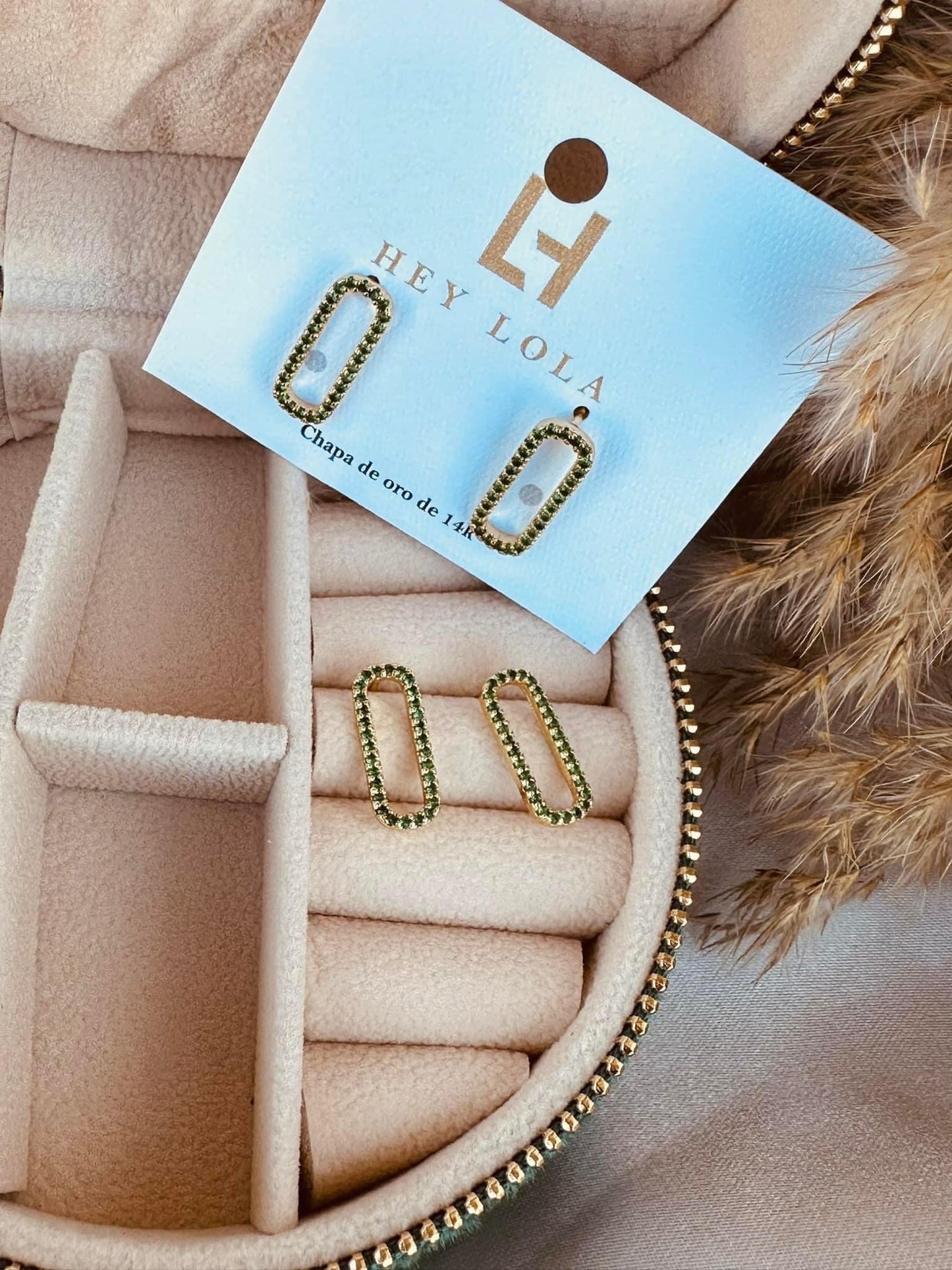 Aretes Dorados Rectangulares con Cristales Verdes