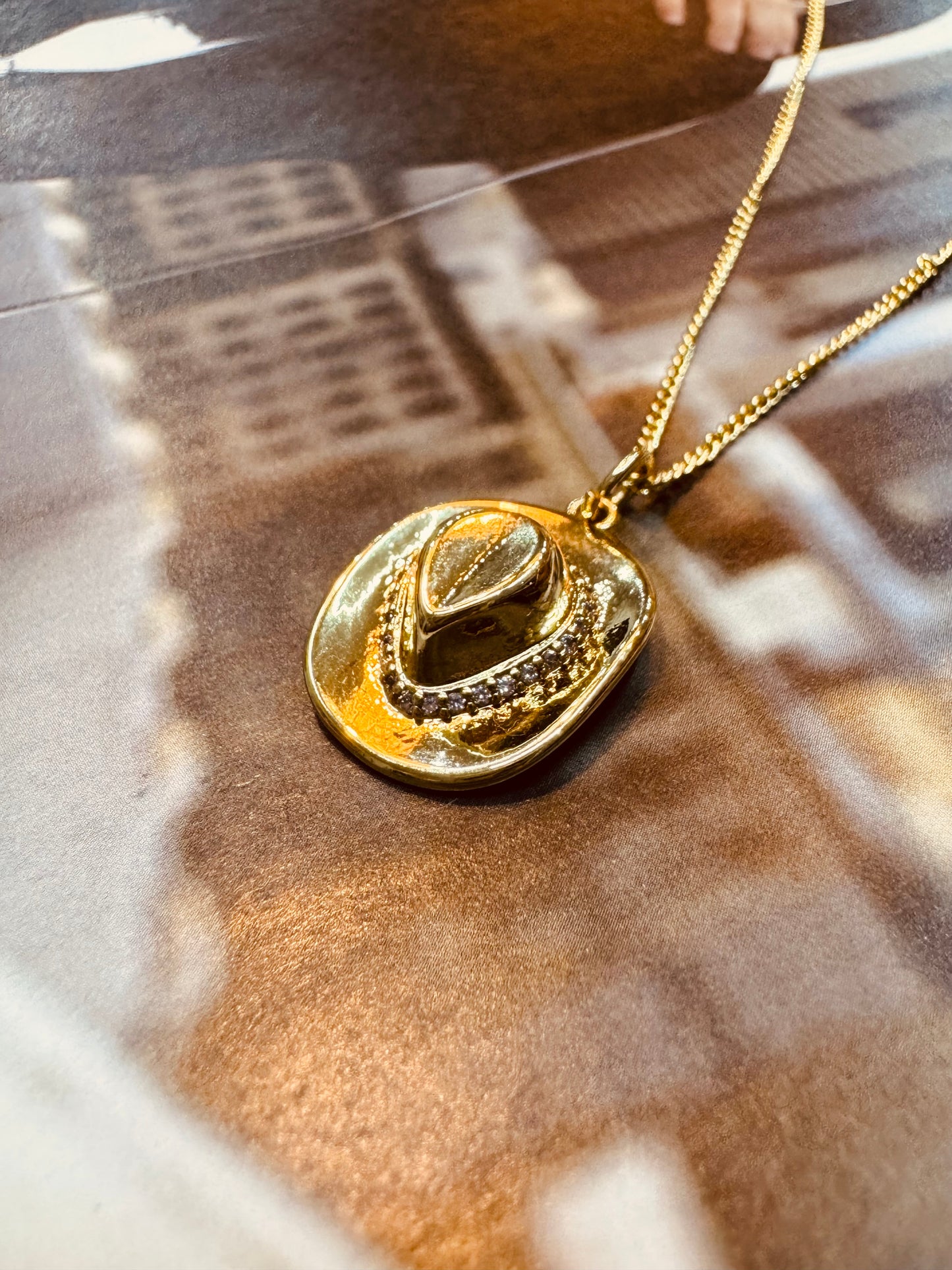 Collar Sombrero Vaquero Chapado en Oro 18K