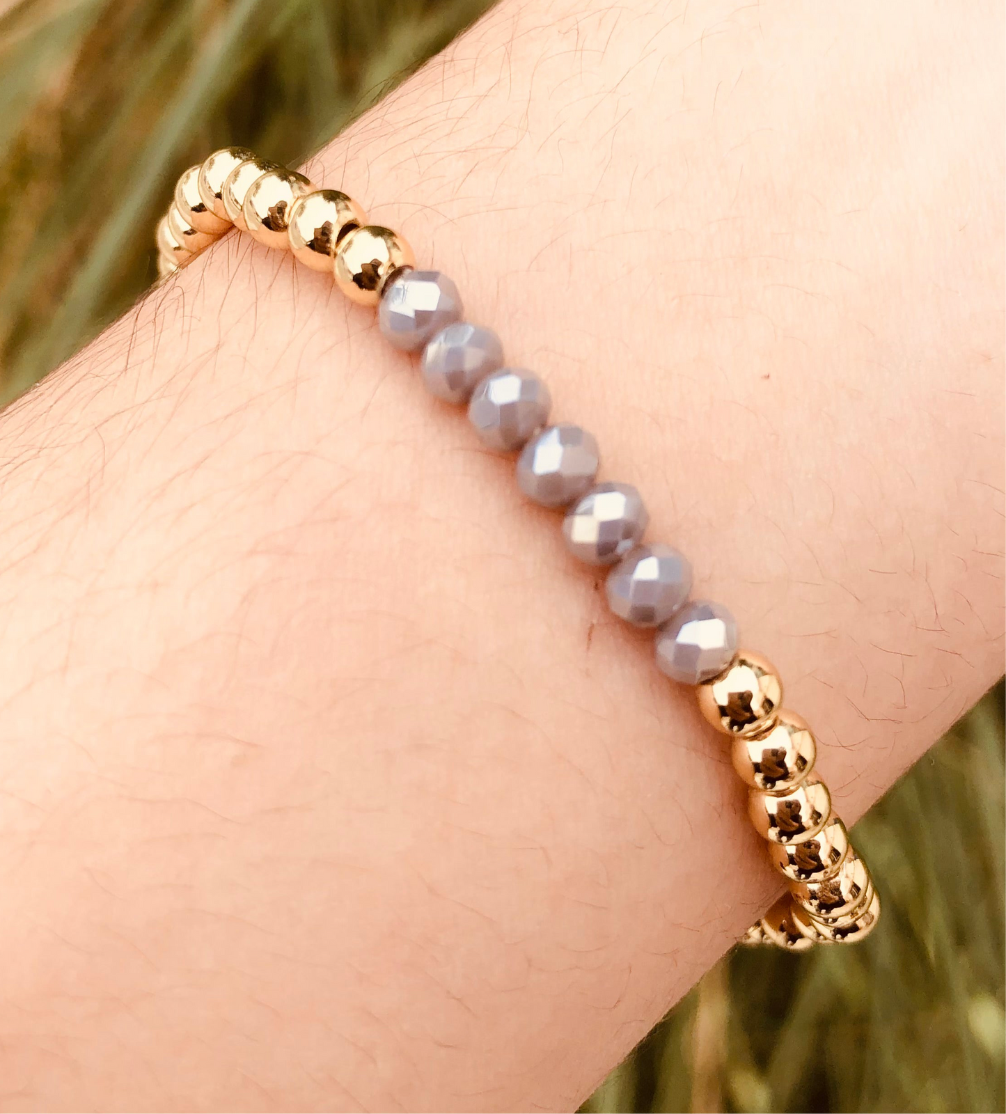 Pulseras con cuentas de colores y detalles dorados