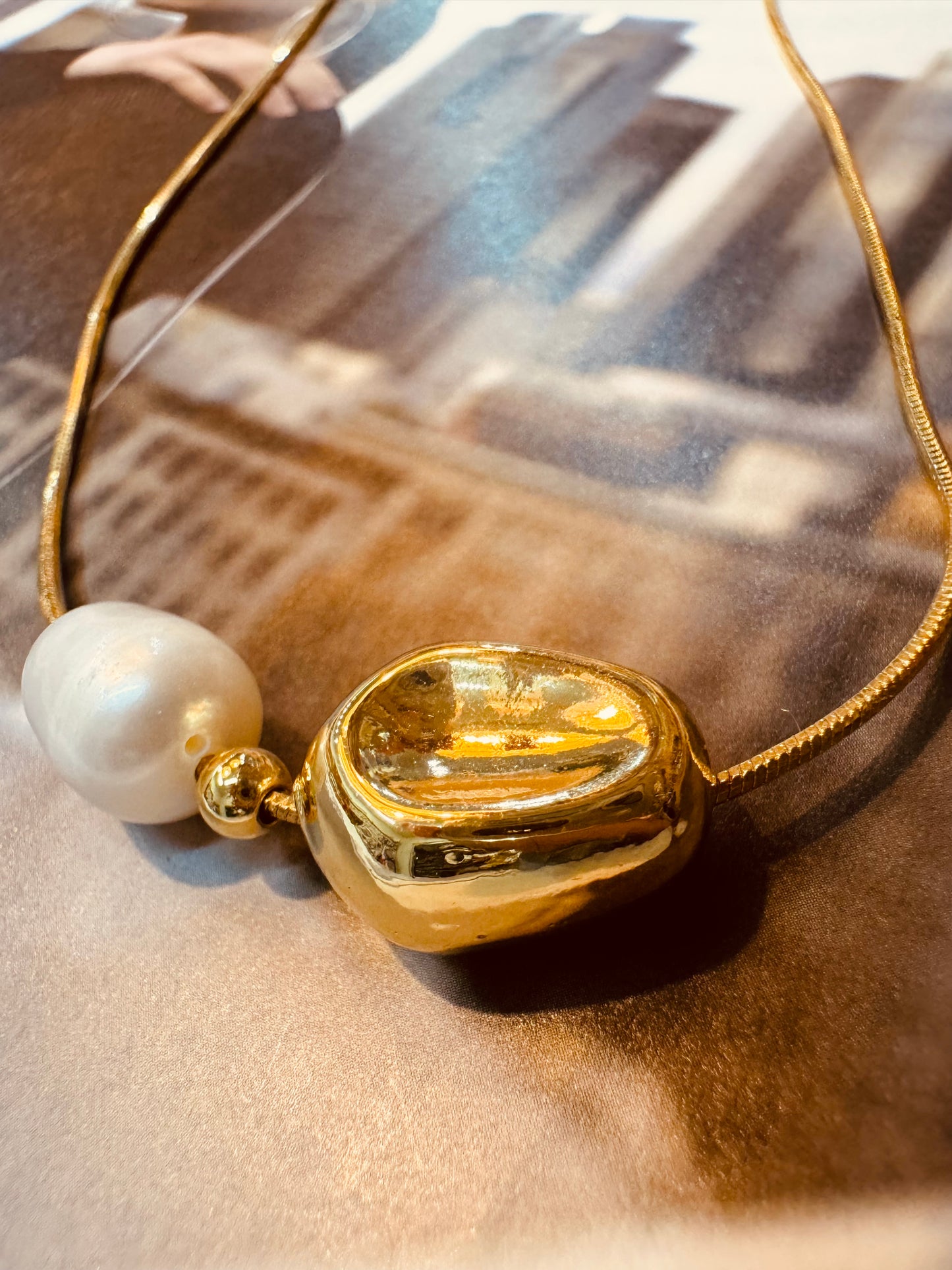 Collar Minimalista con Perla y Detalle Metálico Chapado en Oro o Plata