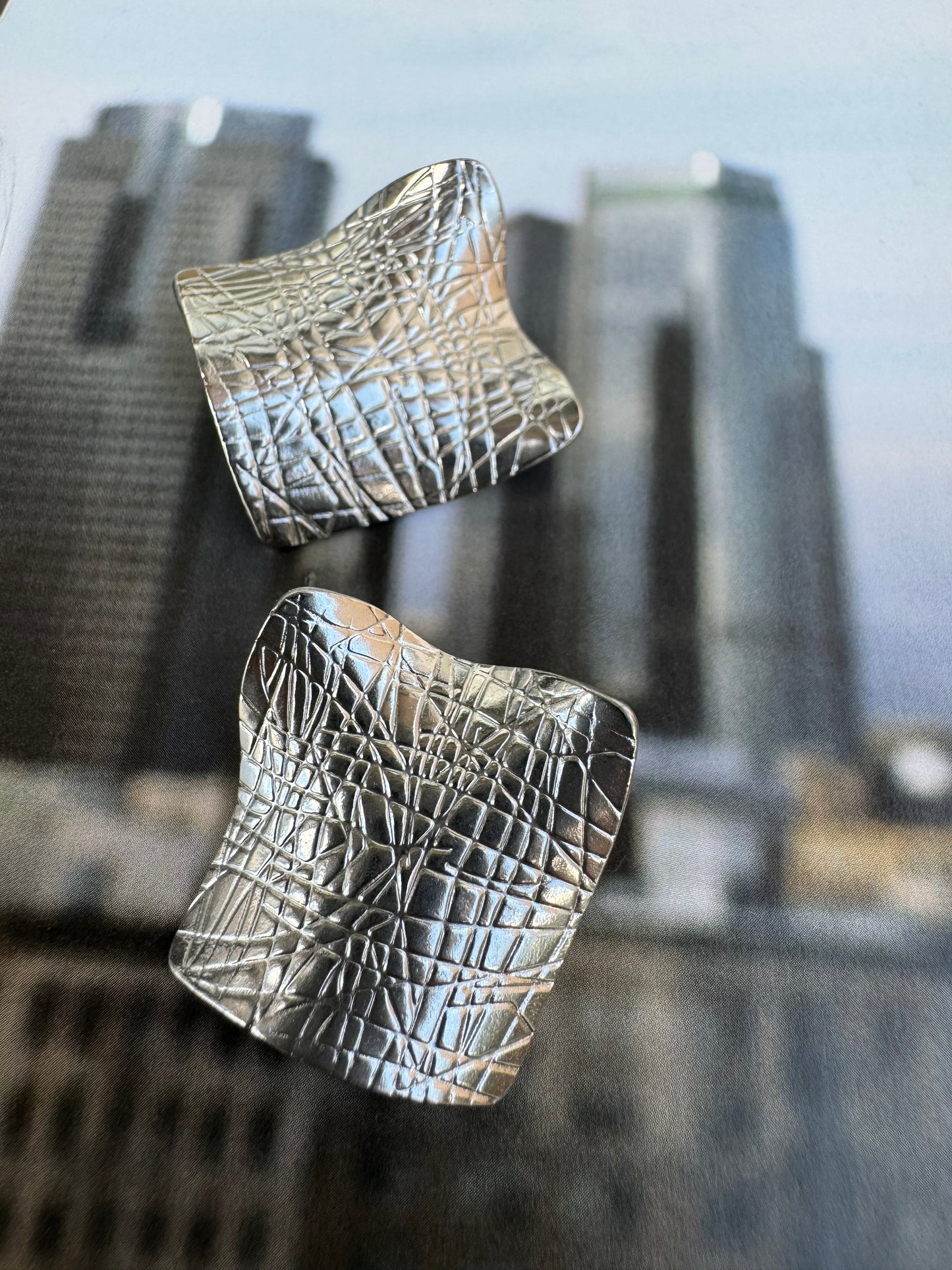 Aretes Abstractos Texturizados Oro y Plata - Heylola