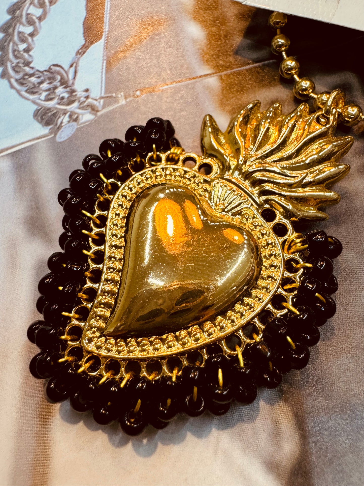 Collar Corazón Flamante con Detalles de Chaquira