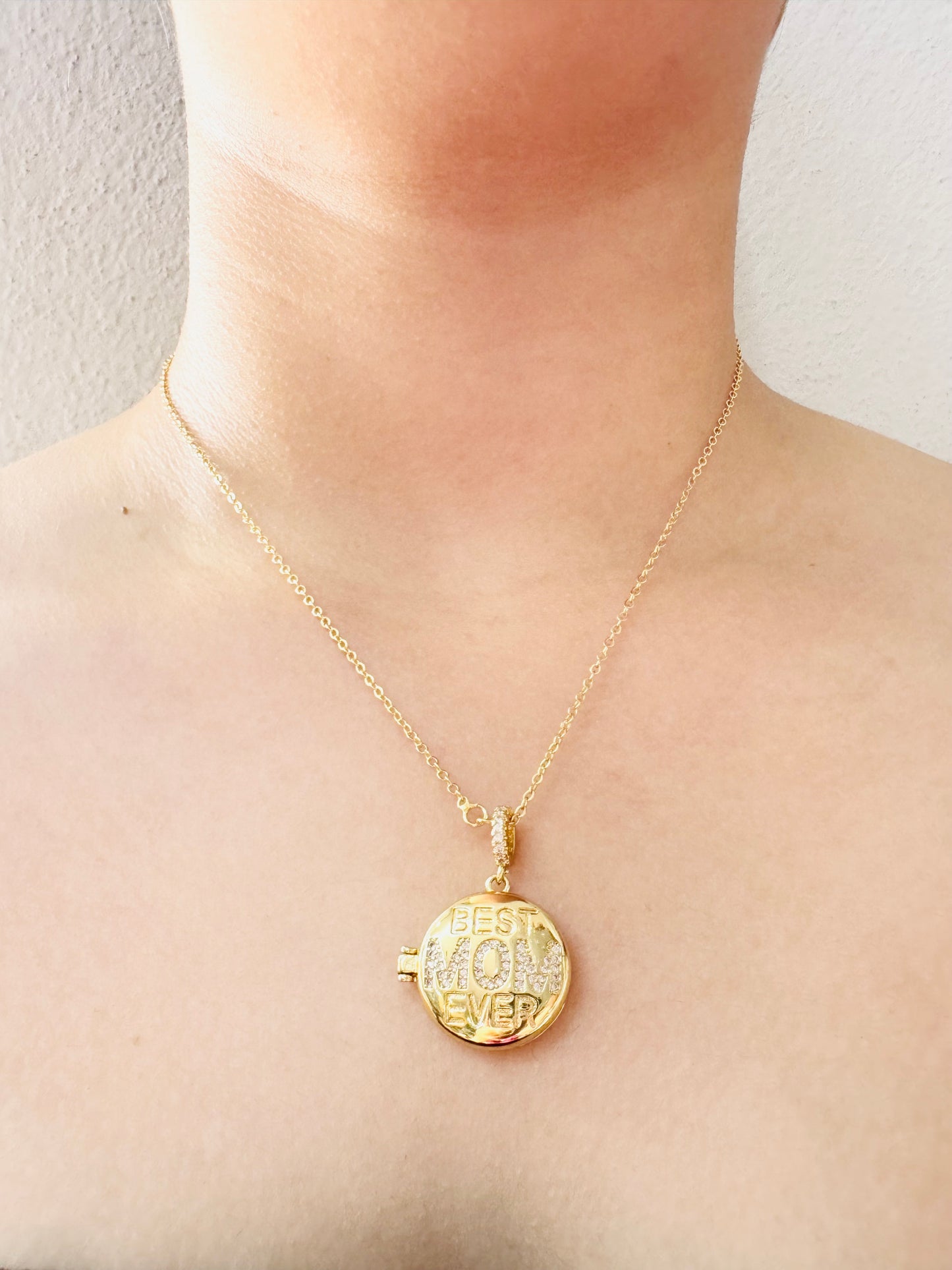 Collar ‘Best Mom Ever’ con Relicario Chapado en Oro 18K