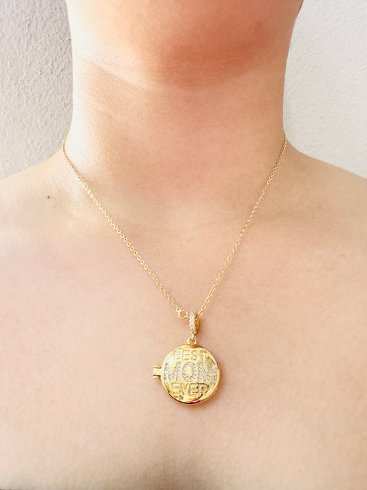 Collar ‘Best Mom Ever’ con Relicario Chapado en Oro 18K