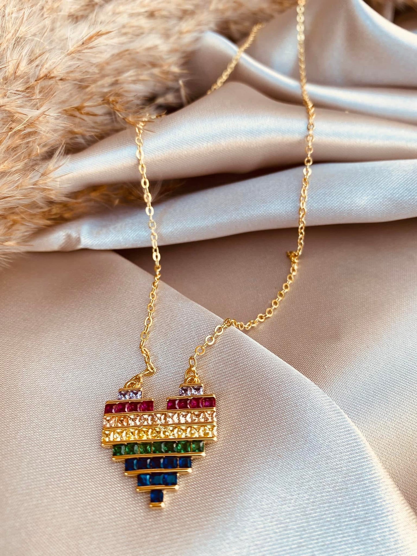 Collar Corazón Arcoíris Pixelado