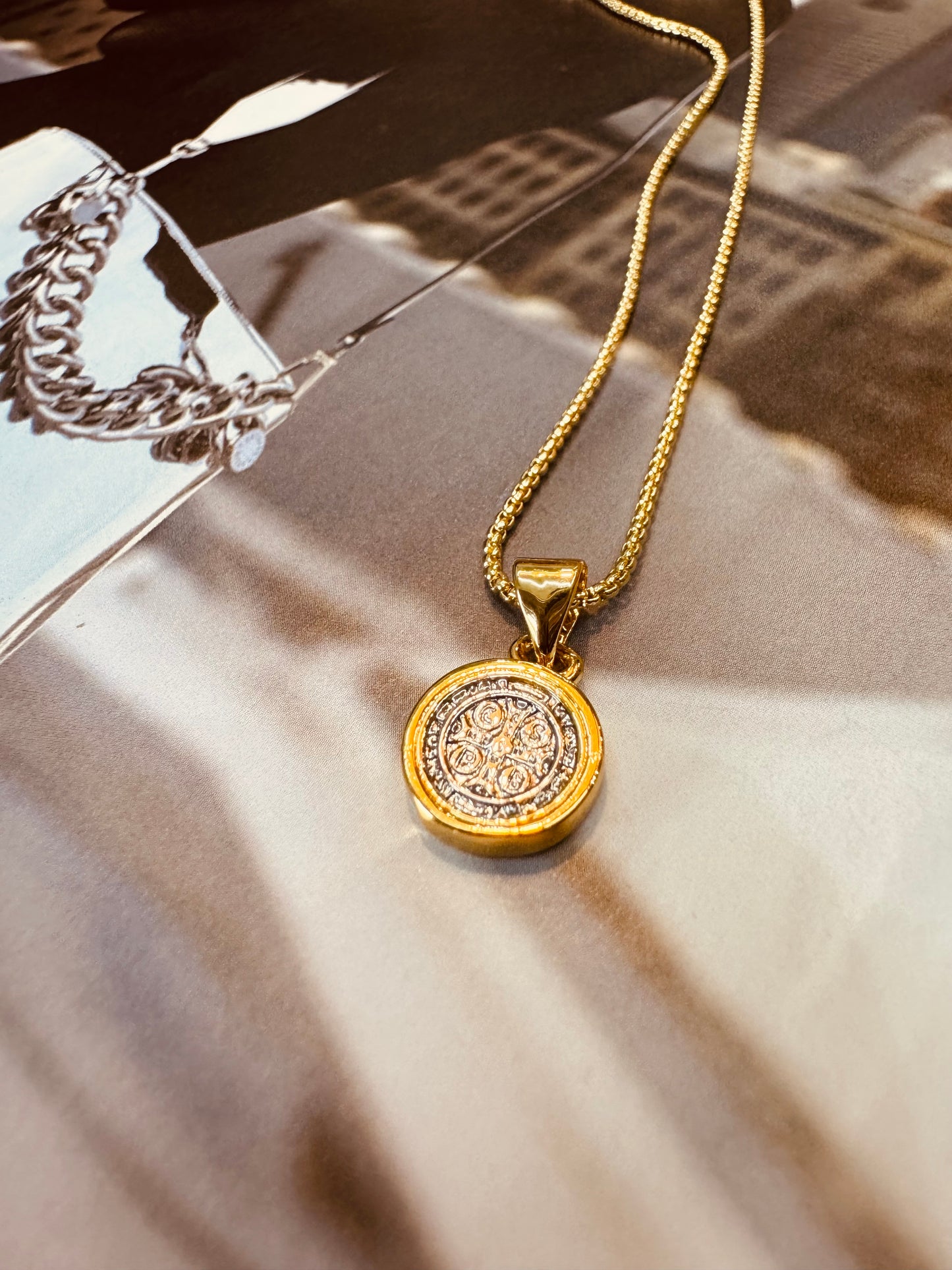 Collar Medalla de San Benito de Protección / Heylola