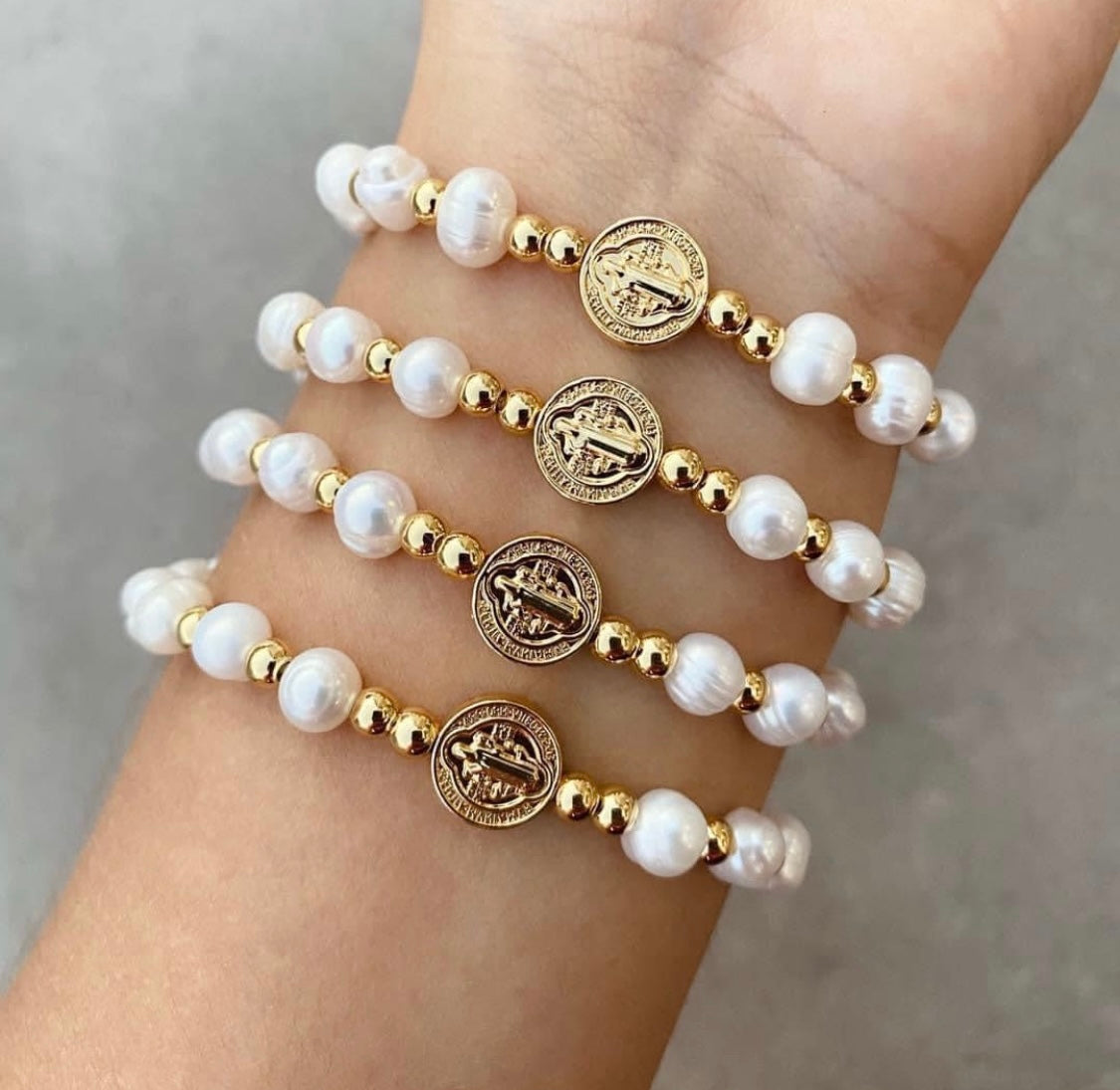 Pulseras de San Benito con Perlas Naturales y Detalles Dorados