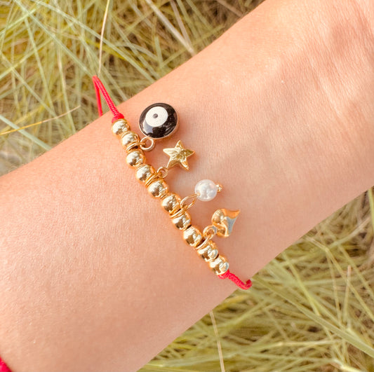 Pulsera Protectora con Hilo Rojo y Dijes Chapados en Oro
