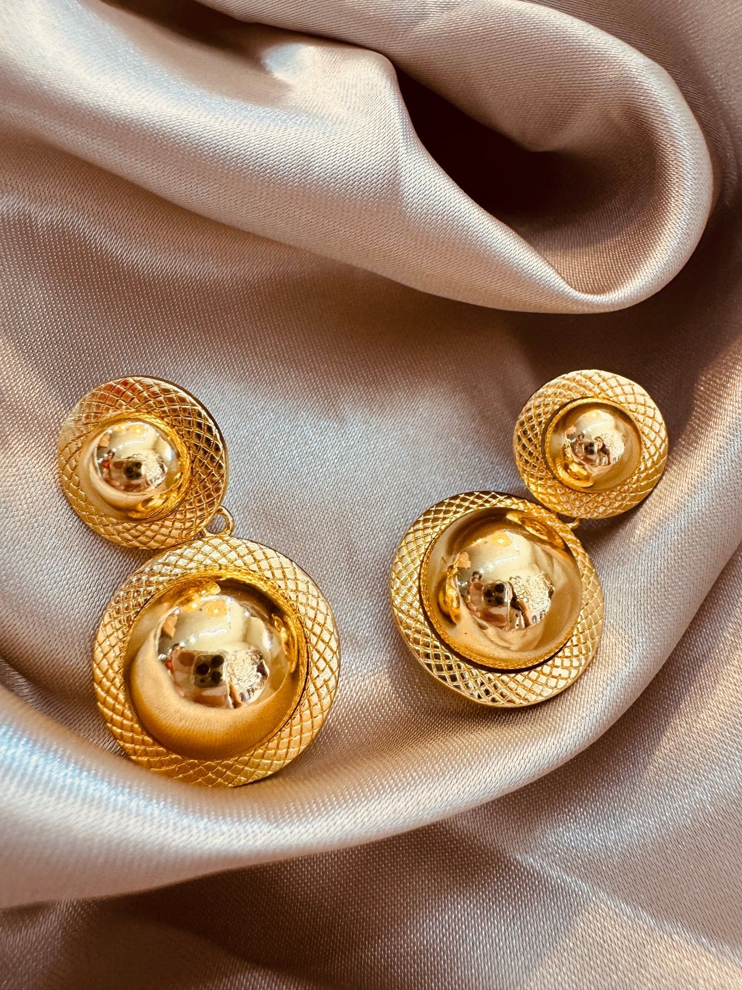 Aretes Dorados con Diseño Geométrico