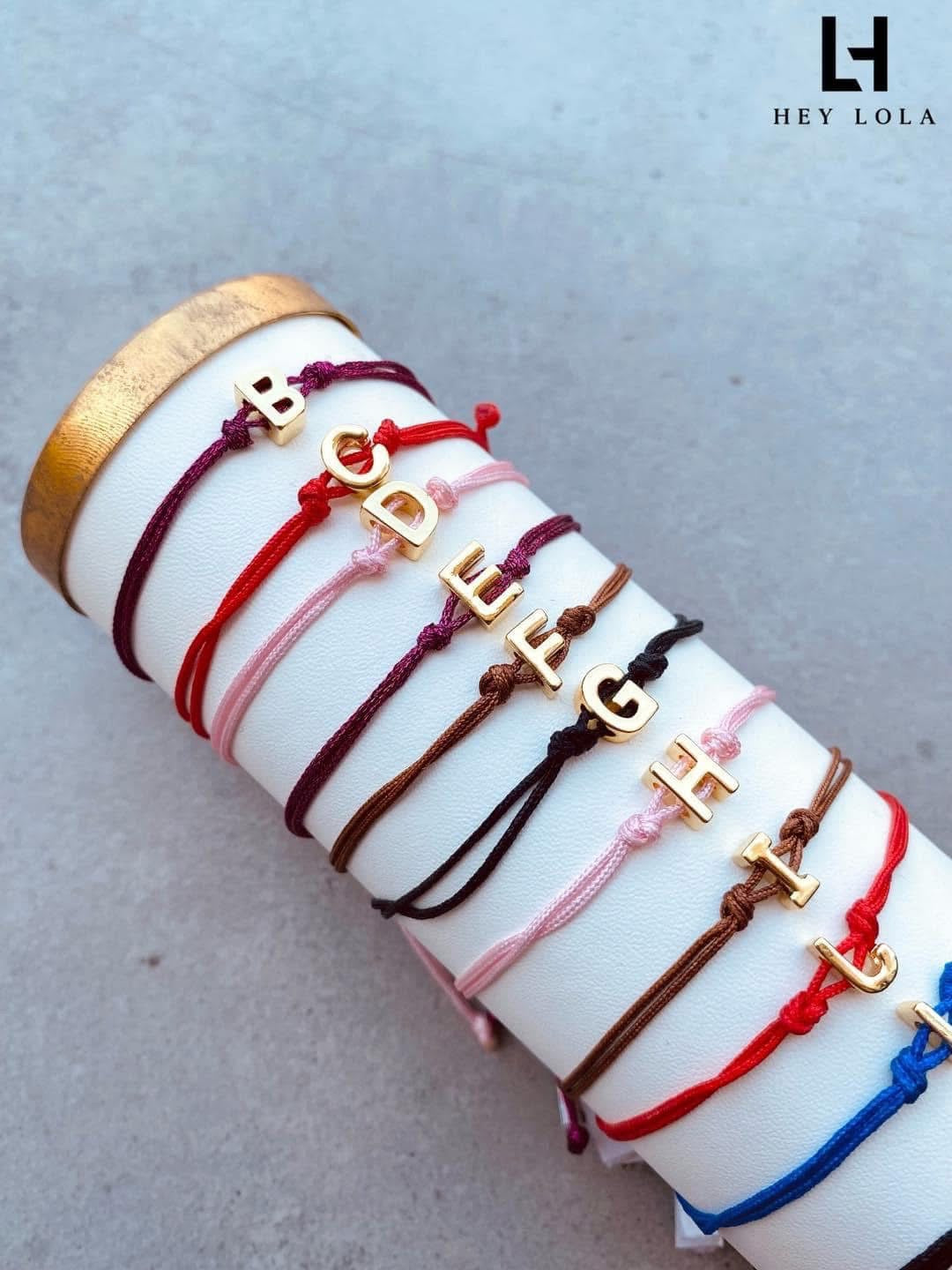 Pulseras personalizadas con inicial chapada en oro de 18K