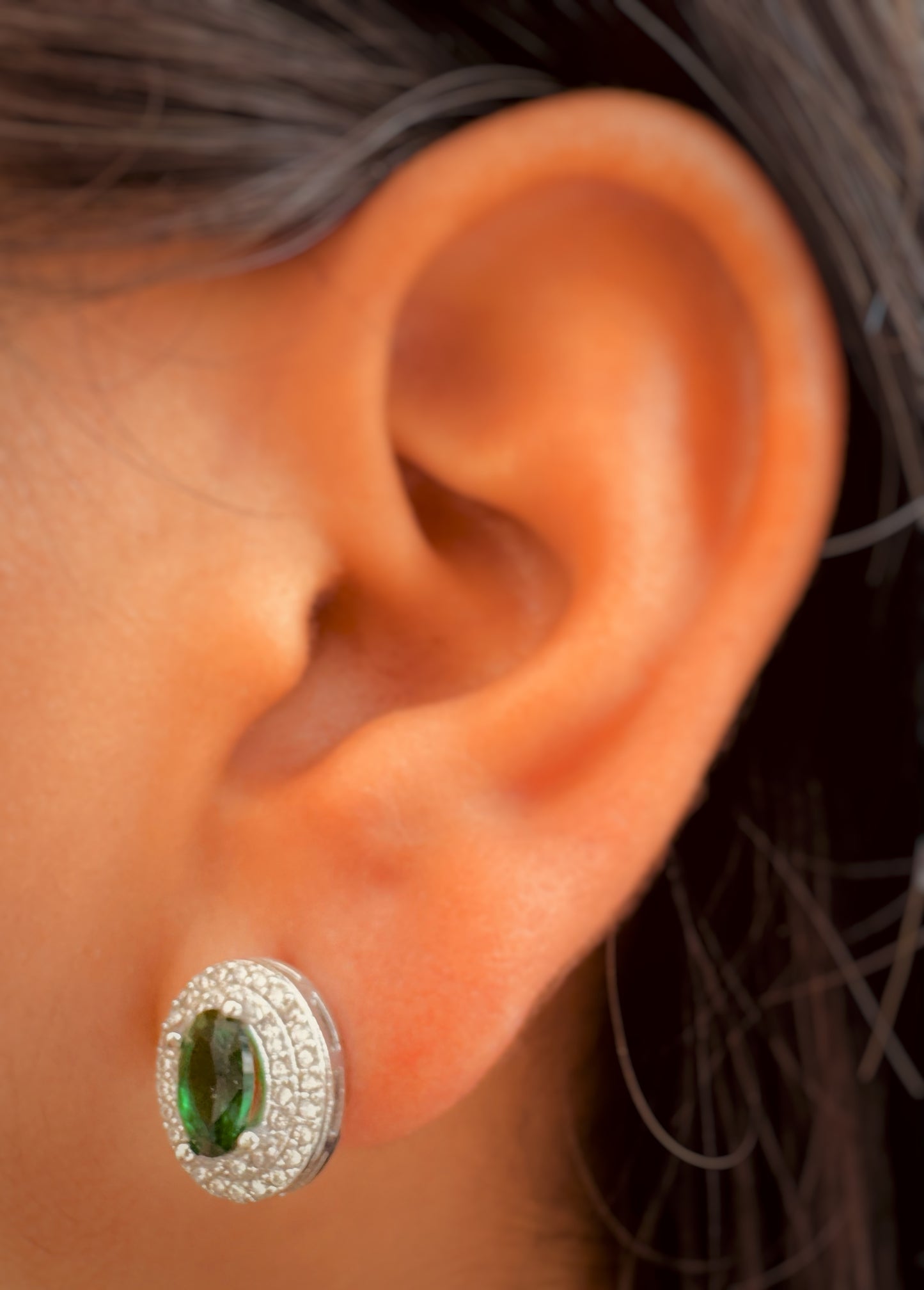 Aretes con Cristales Ovalados y Halo Brillante