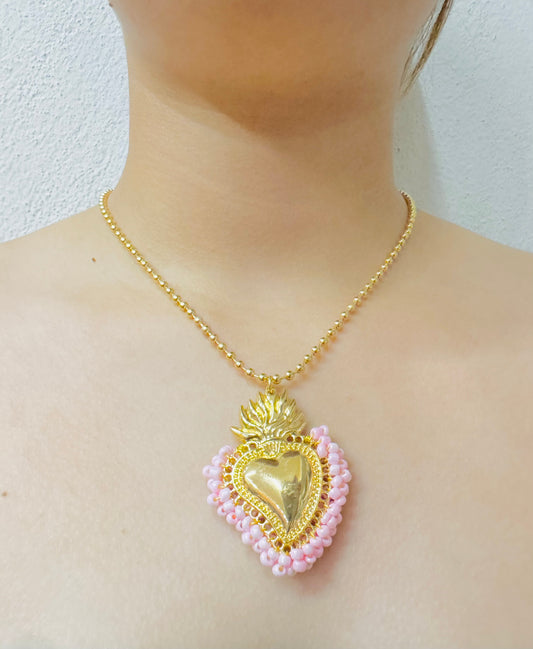 Collar Corazón Flamante con Detalles de Chaquira