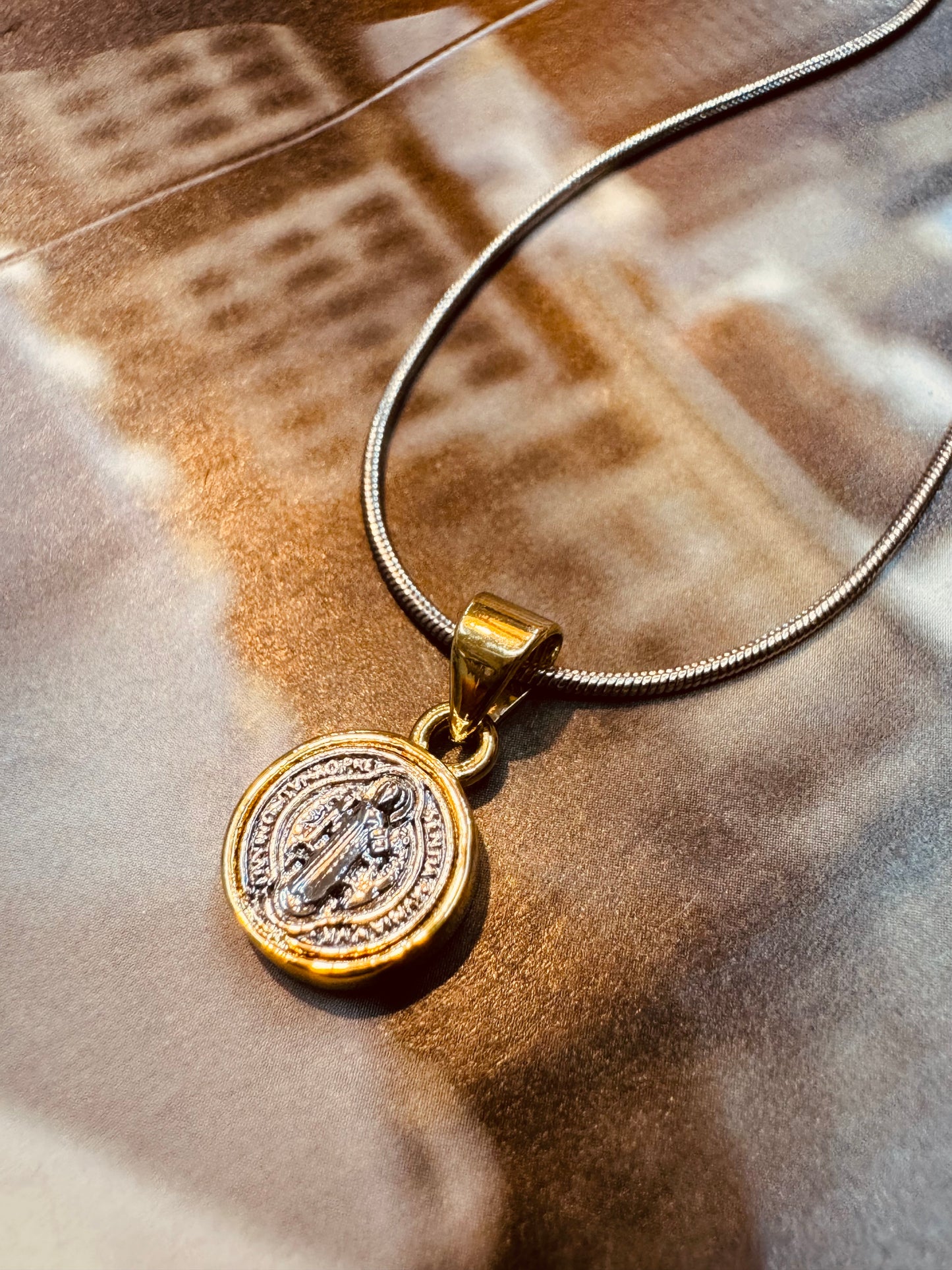 Collar Medalla de San Benito de Protección / Heylola