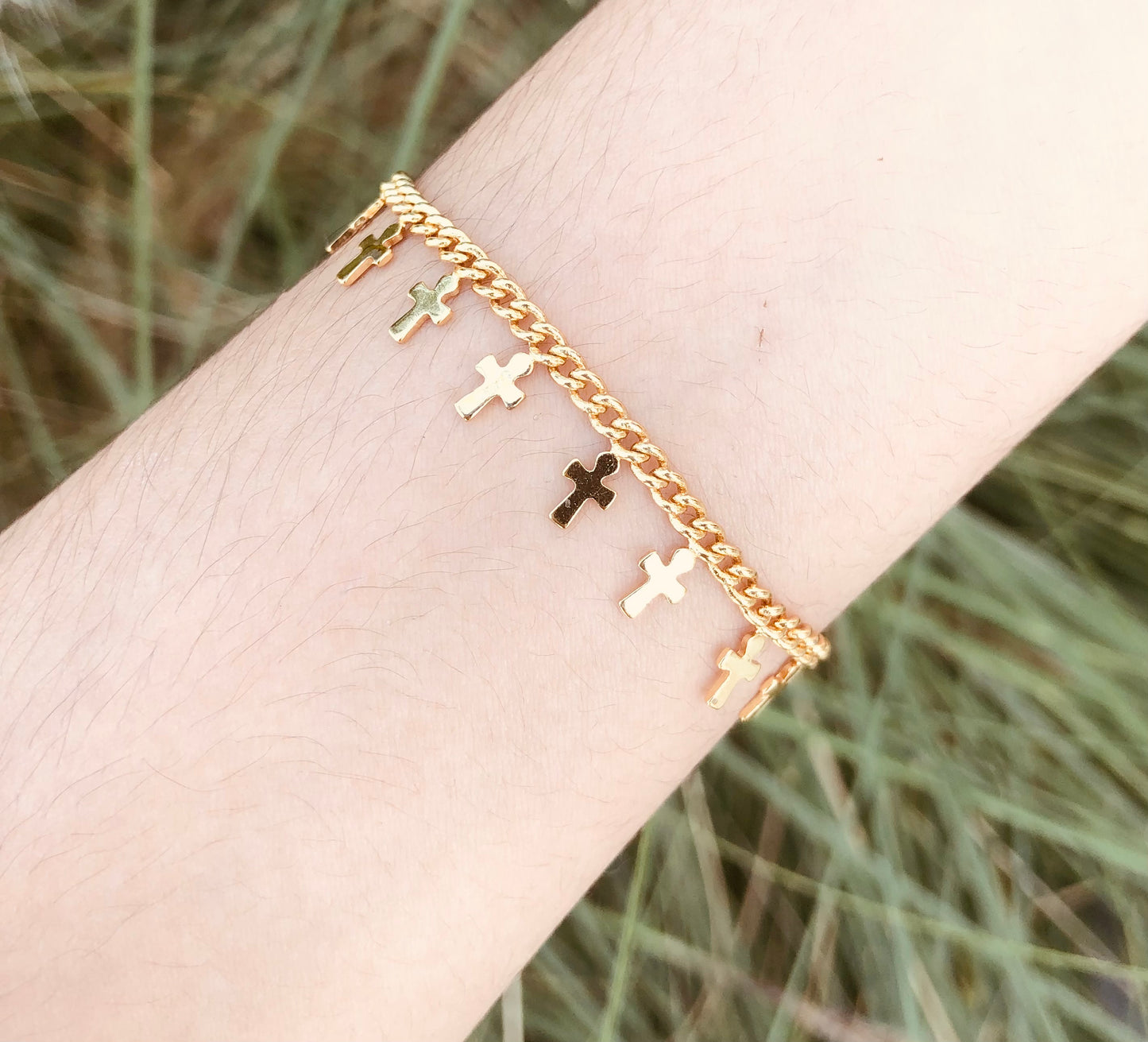 Pulsera de cruces colgantes chapada en oro de 18K