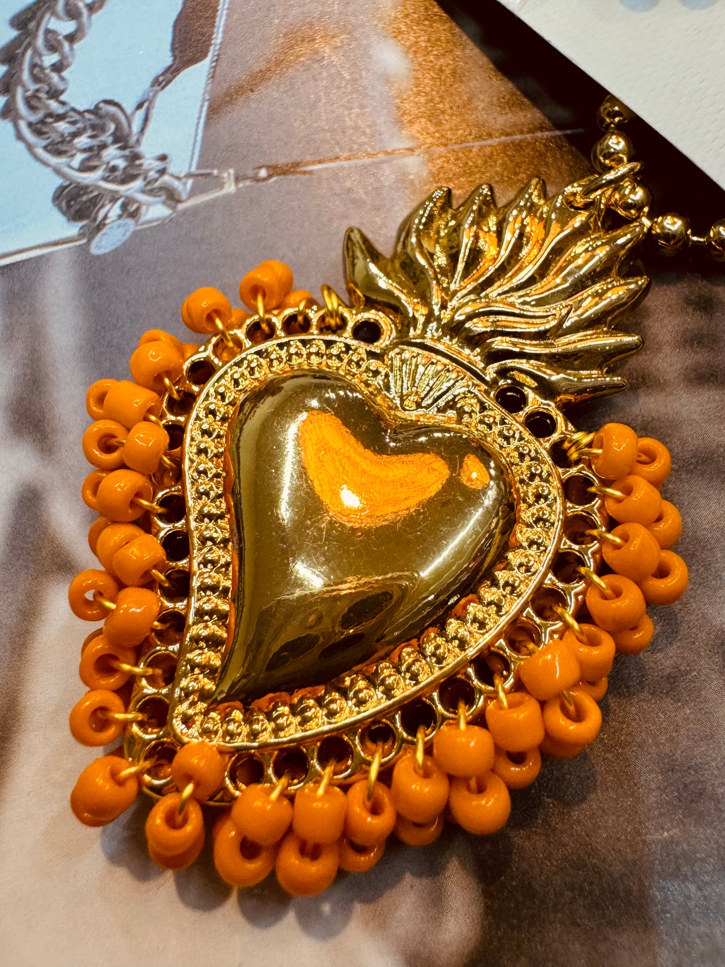 Collar Corazón Flamante con Detalles de Chaquira