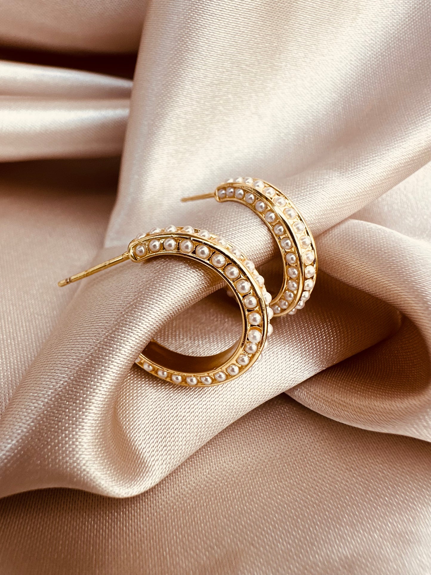 Arracadas Doradas con Detalles de Perlas