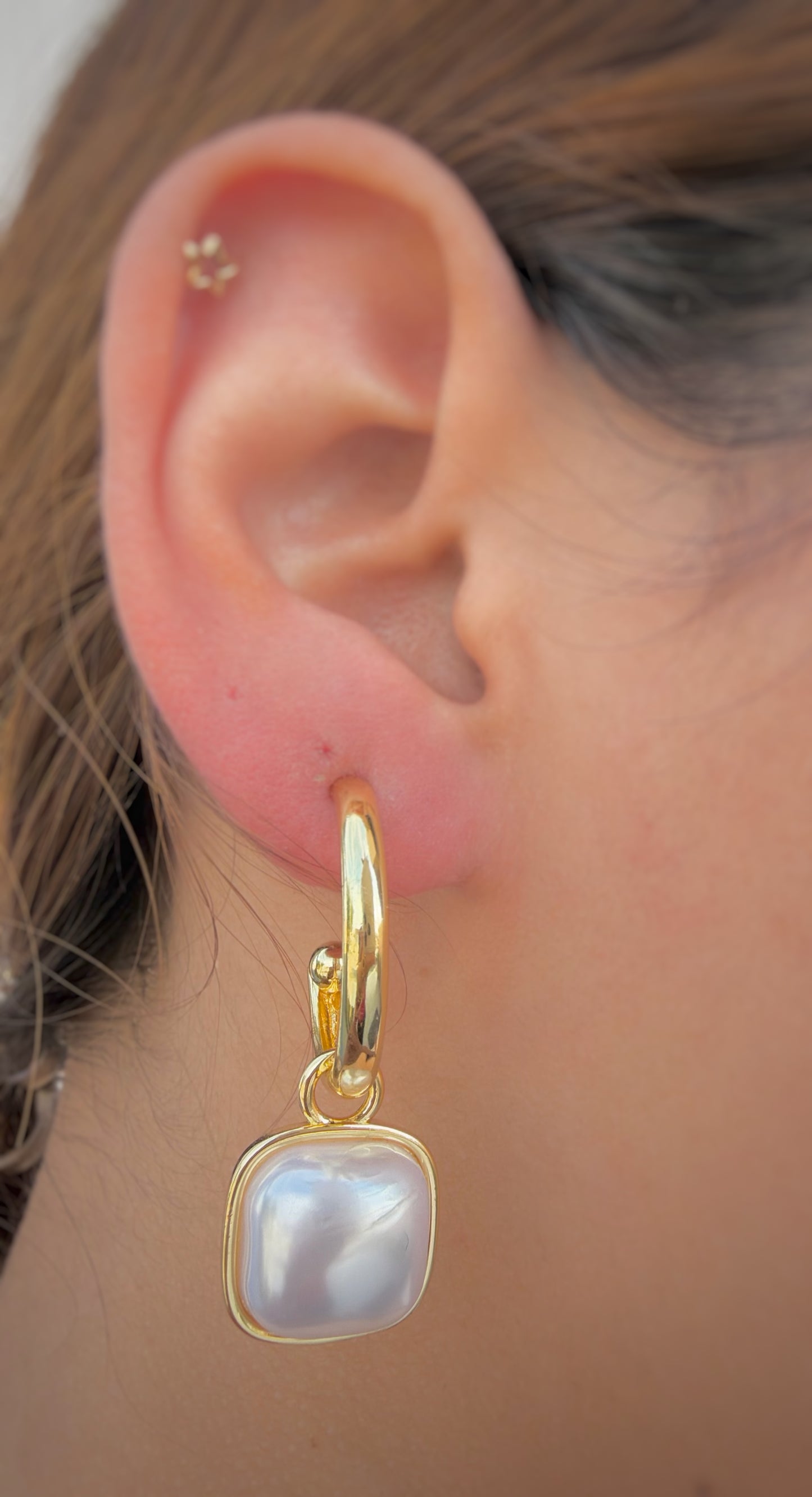 Aretes Huggie Dorados con Perla Cuadrada