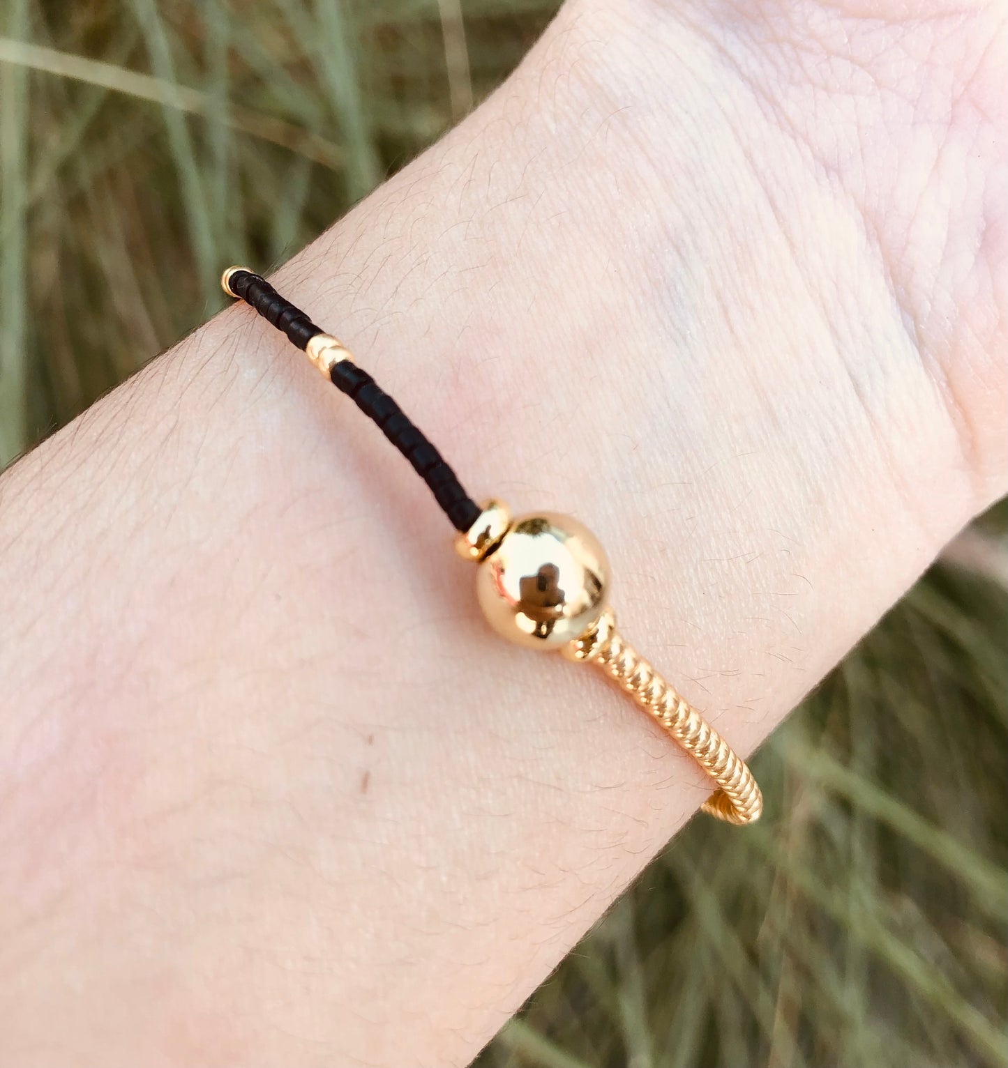 Pulseras Minimalistas con Detalle Dorado