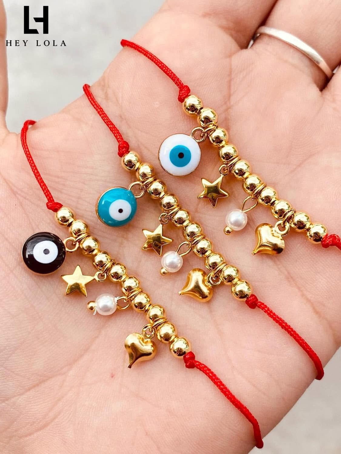 Pulsera Protectora con Hilo Rojo y Dijes Chapados en Oro