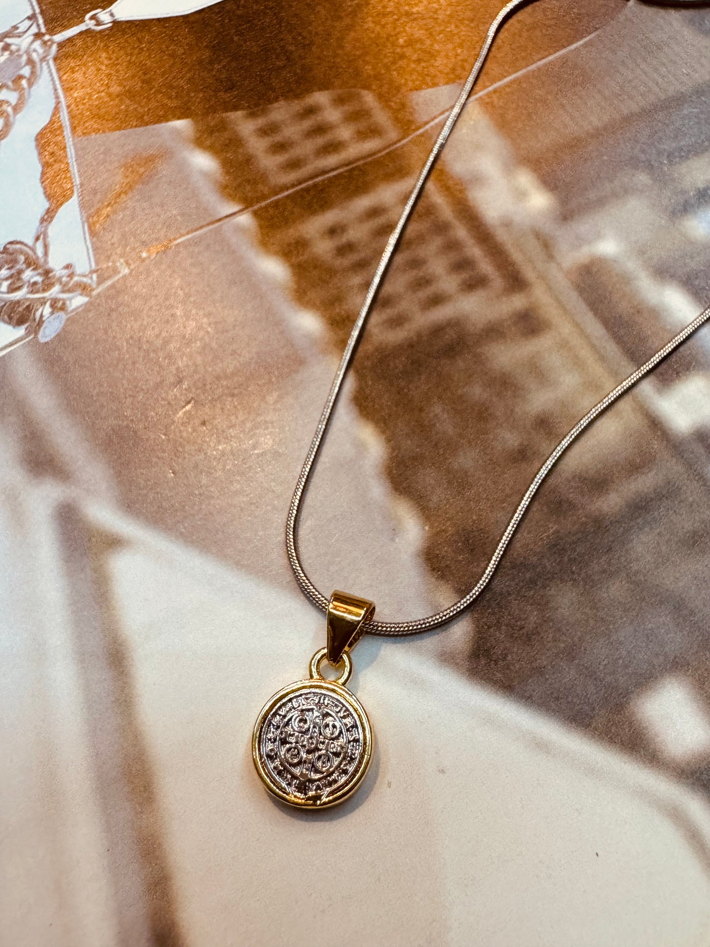 Collar Medalla de San Benito de Protección / Heylola