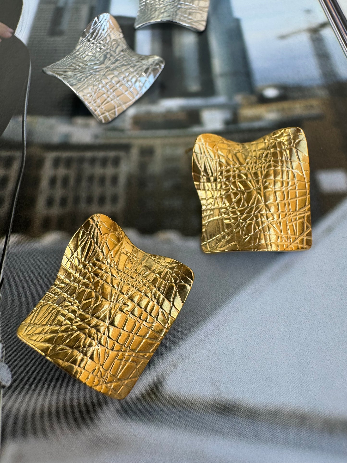 Aretes Abstractos Texturizados Oro y Plata - Heylola