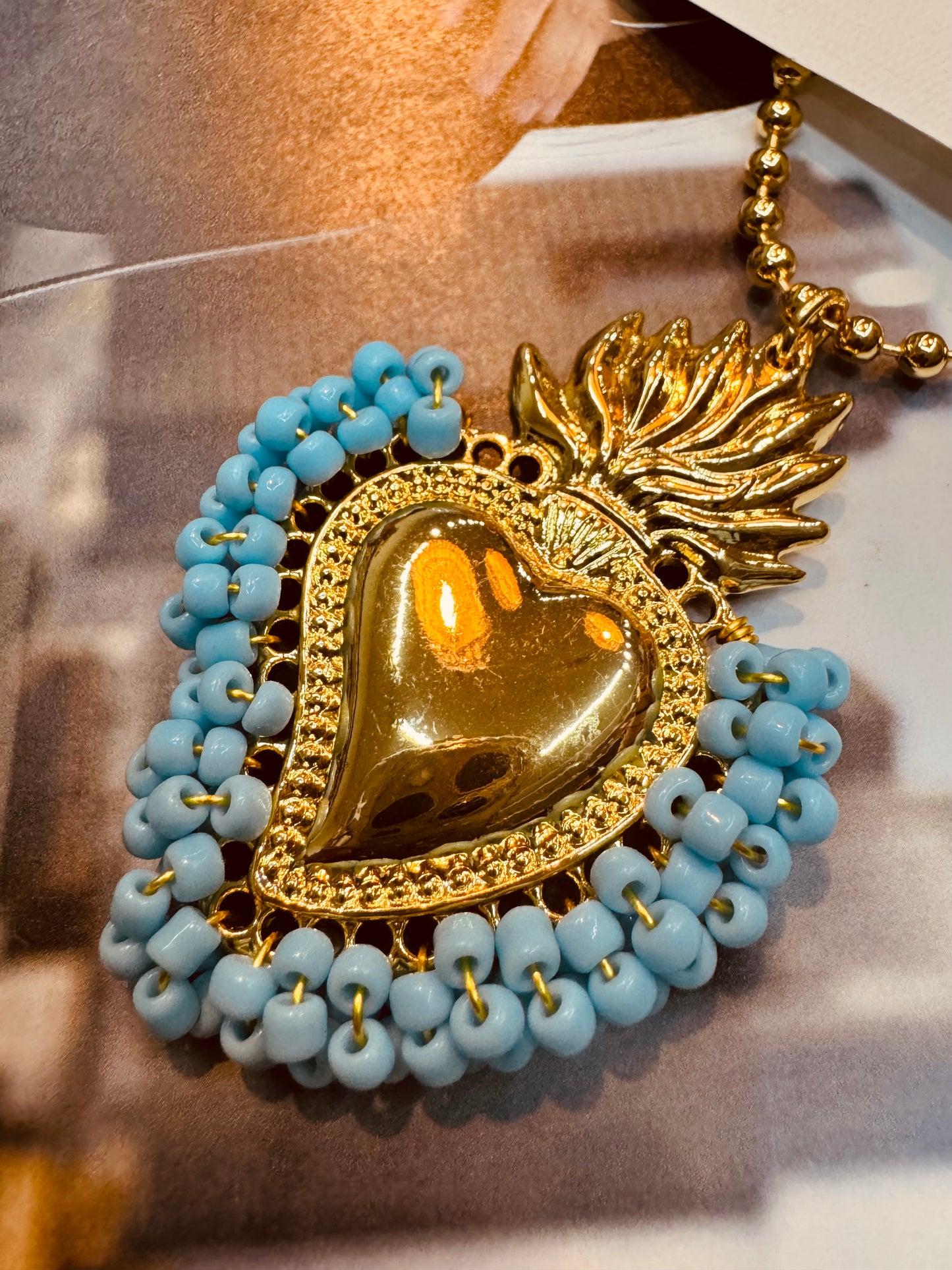Collar Corazón Flamante con Detalles de Chaquira