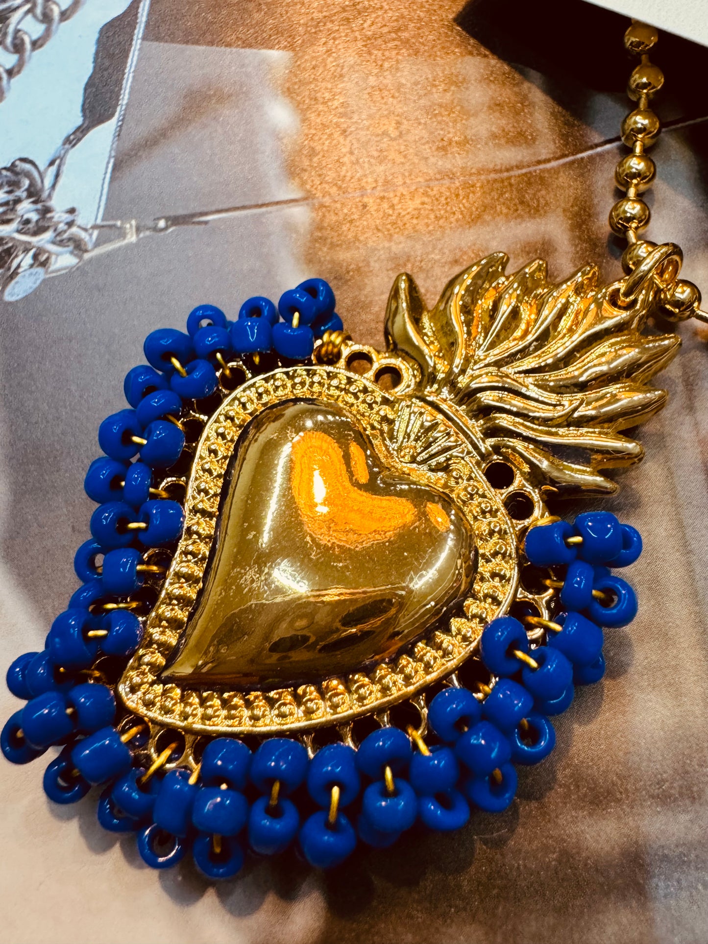 Collar Corazón Flamante con Detalles de Chaquira