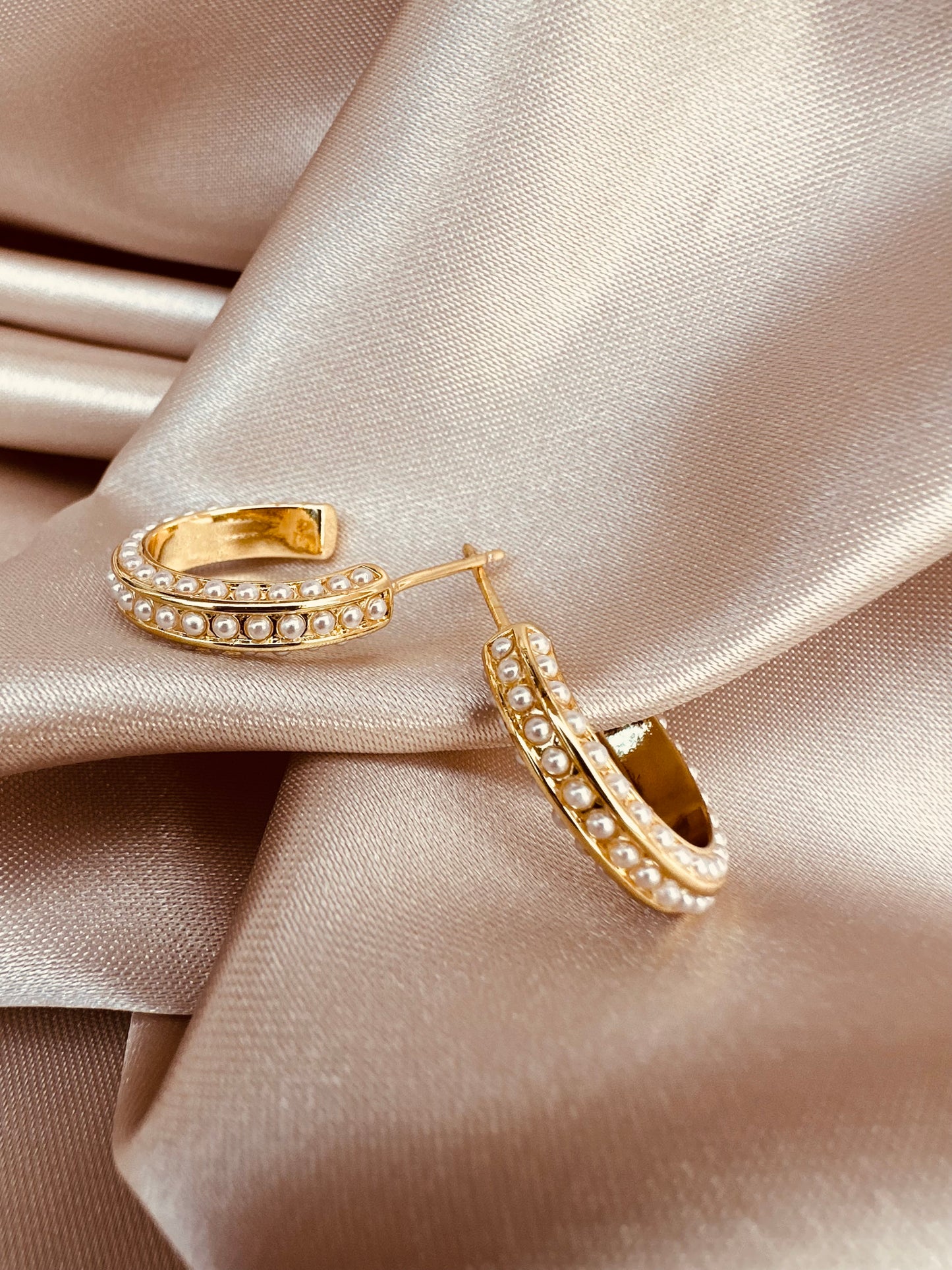 Arracadas Doradas con Detalles de Perlas