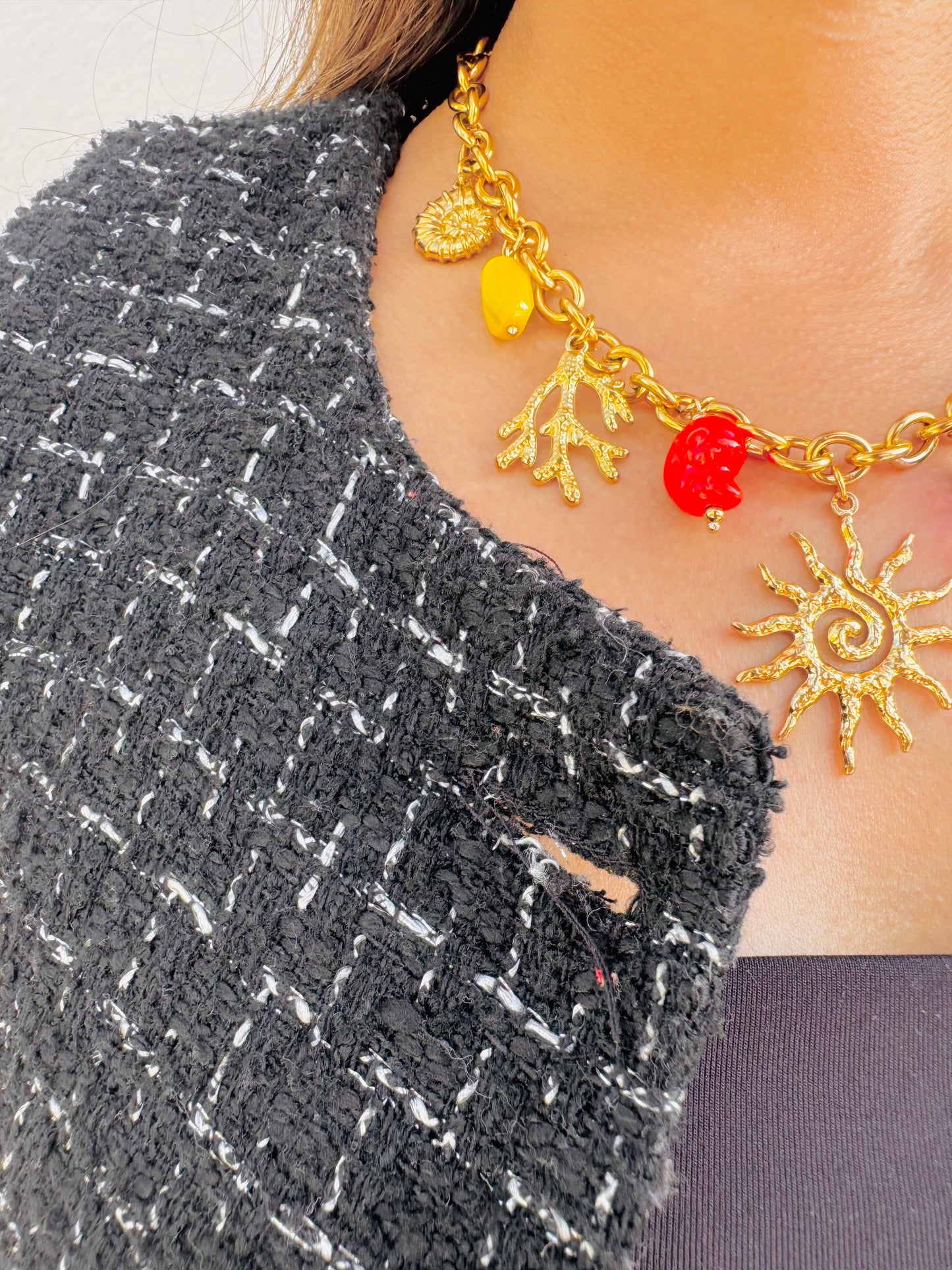 Collar Dorado Statement Sol & Dijes Coloridos