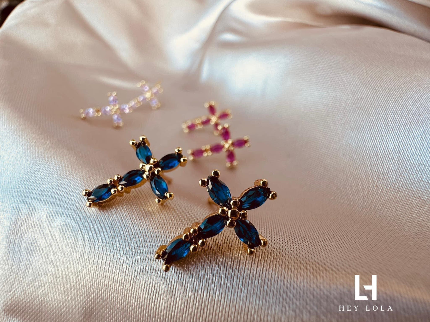 Aretes de Cruz con Cristales en Tonos Vibrantes